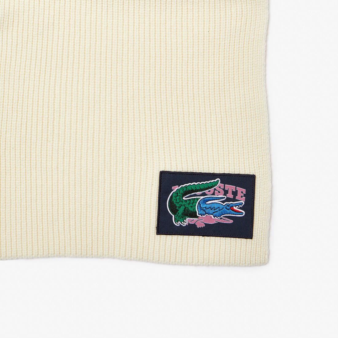 طقم هدايا لاكوست مكون من قبعة بيني ووشاح من صوف مضلع من تشكيلة موسم الأعياد للجنسين طقم هدايا لاكوست مكون من قبعة بيني ووشاح من صوف مضلع من تشكيلة موسم الأعياد للجنسين