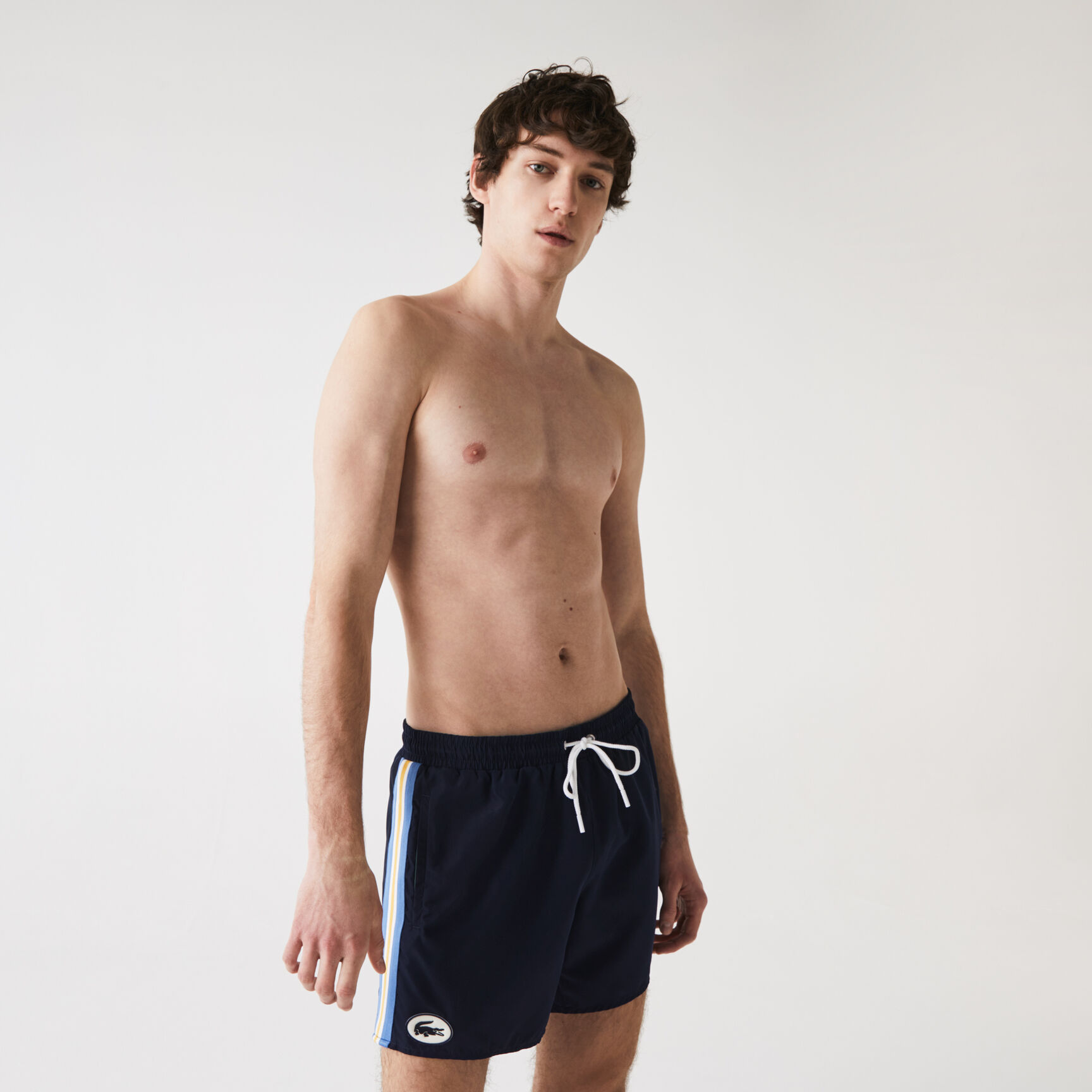 شورت سباحة للرجال بشرائط مختلفة الألوان من تراث العلامة شورت سباحة للرجال بشرائط مختلفة الألوان من تراث العلامة