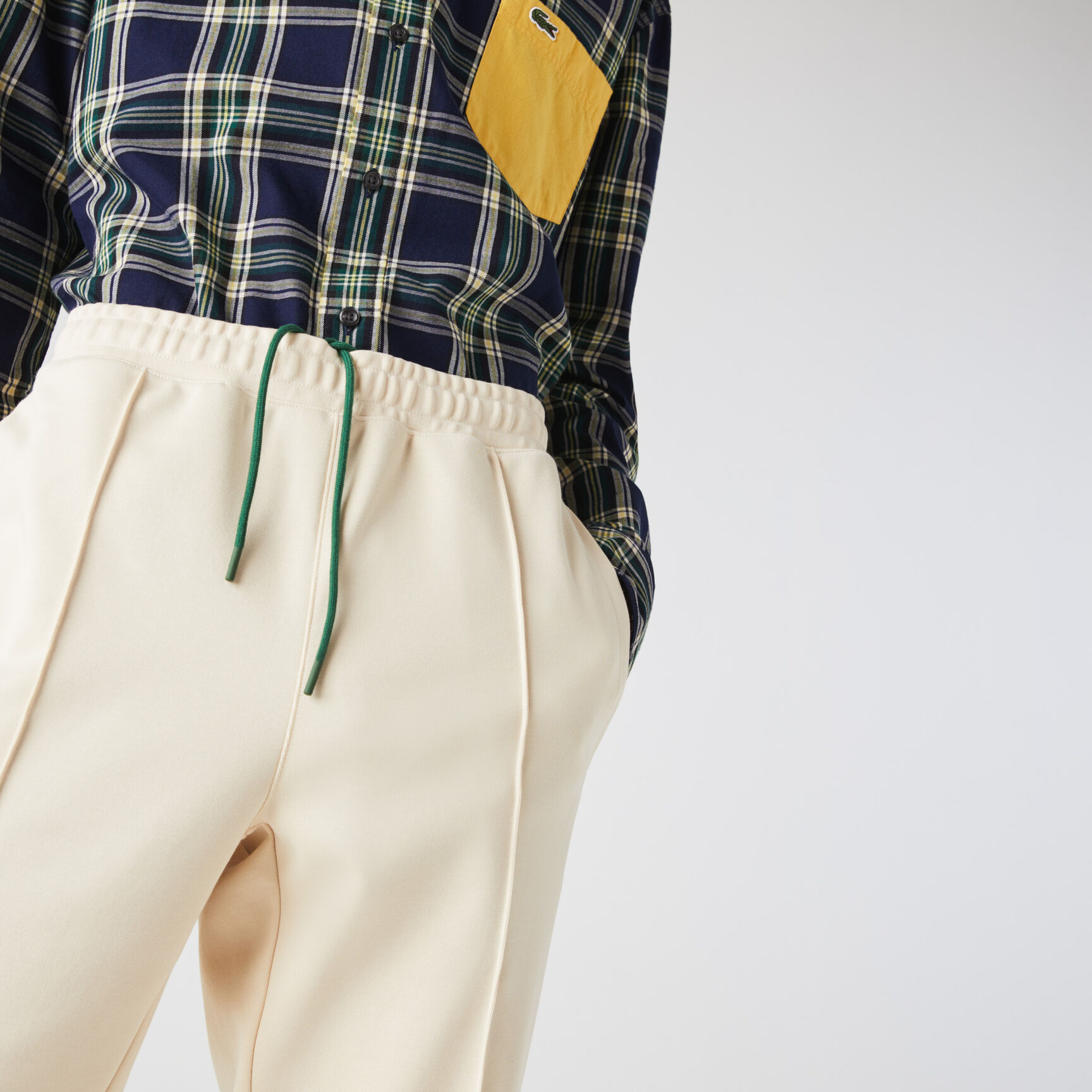 بنطال رياضي للرجال بقصة مستقيمة وشرائط متباينة اللون من تراث العلامة بنطال رياضي للرجال بقصة مستقيمة وشرائط متباينة اللون من تراث العلامة