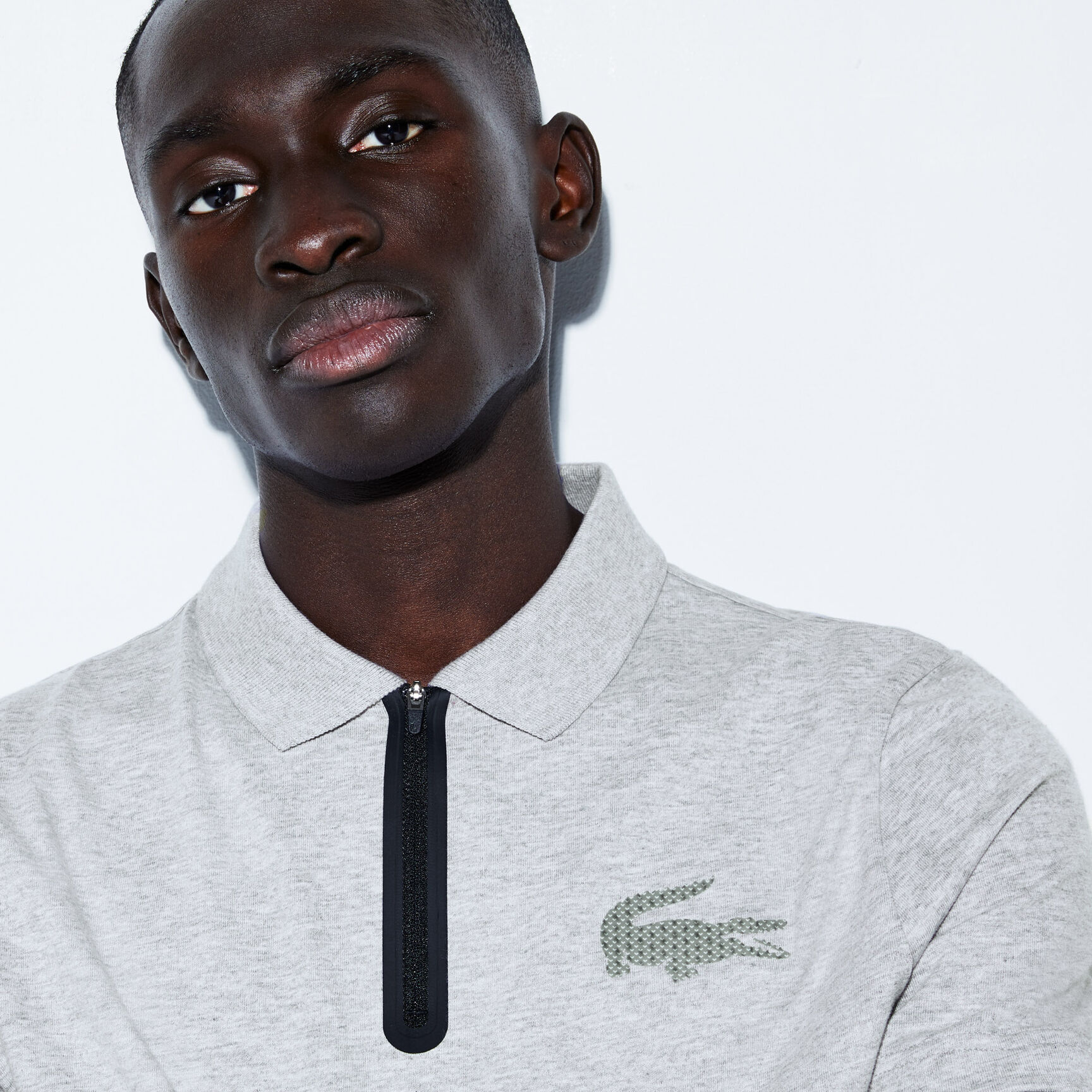 قميص بولو قطني للرجال بسحاب عند الياقة وعلامة التمساح المجسمة من مجموعة Lacoste SPORT