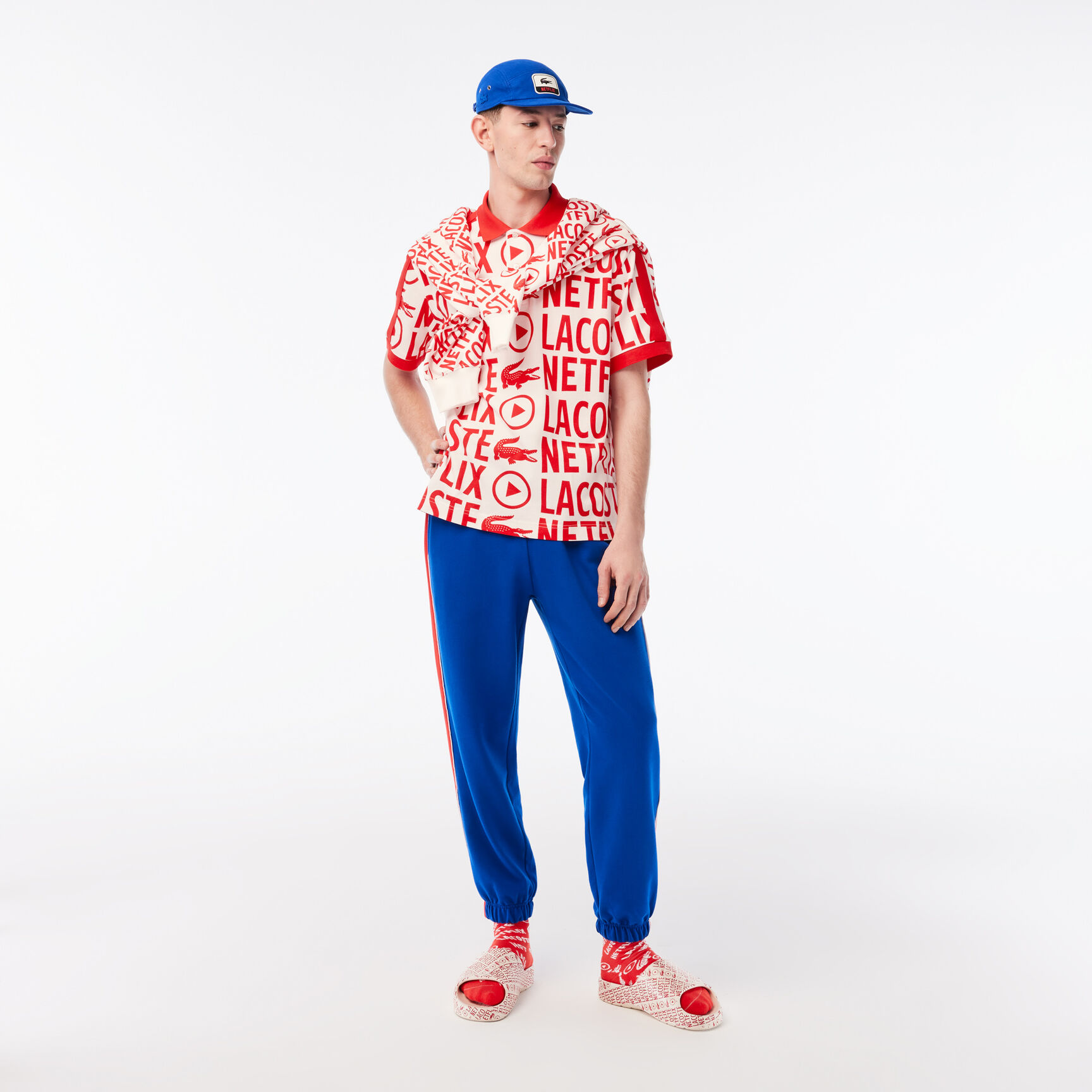 تيشيرت بولو قطن عضوي مطبوع بقصة فضفاضة للرجال مجموعة Lacoste x Netflix