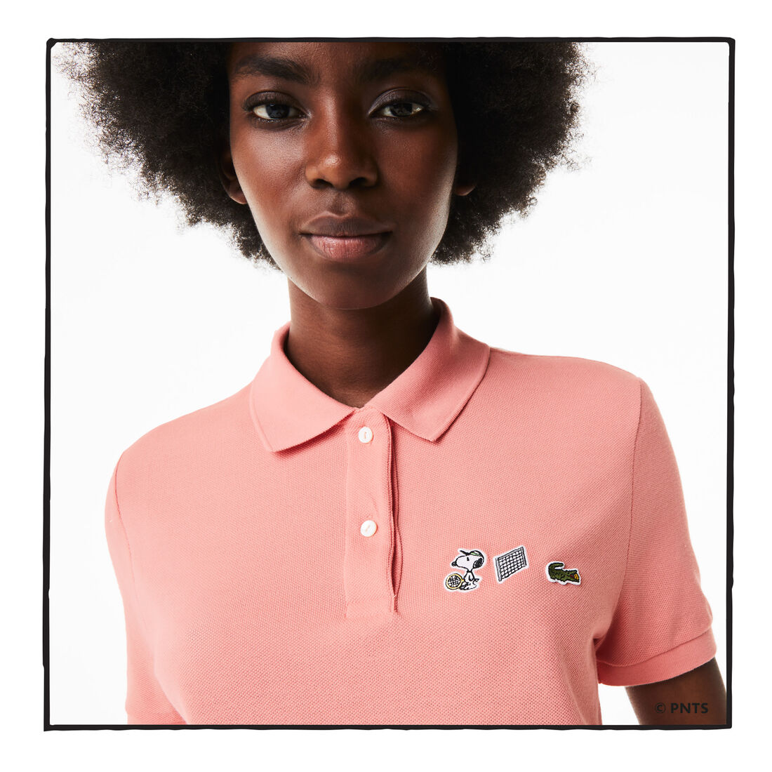 قميص بولو نسائي من القطن العضوي ذو قصة عادية من Lacoste x Peanuts قميص بولو نسائي من القطن العضوي ذو قصة عادية من Lacoste x Peanuts