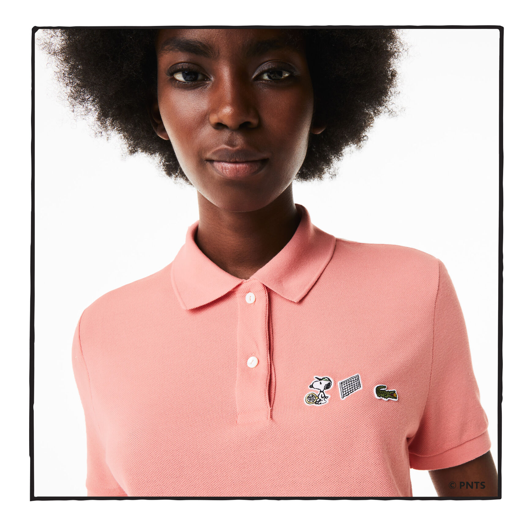 قميص بولو نسائي من القطن العضوي ذو قصة عادية من Lacoste x Peanuts قميص بولو نسائي من القطن العضوي ذو قصة عادية من Lacoste x Peanuts