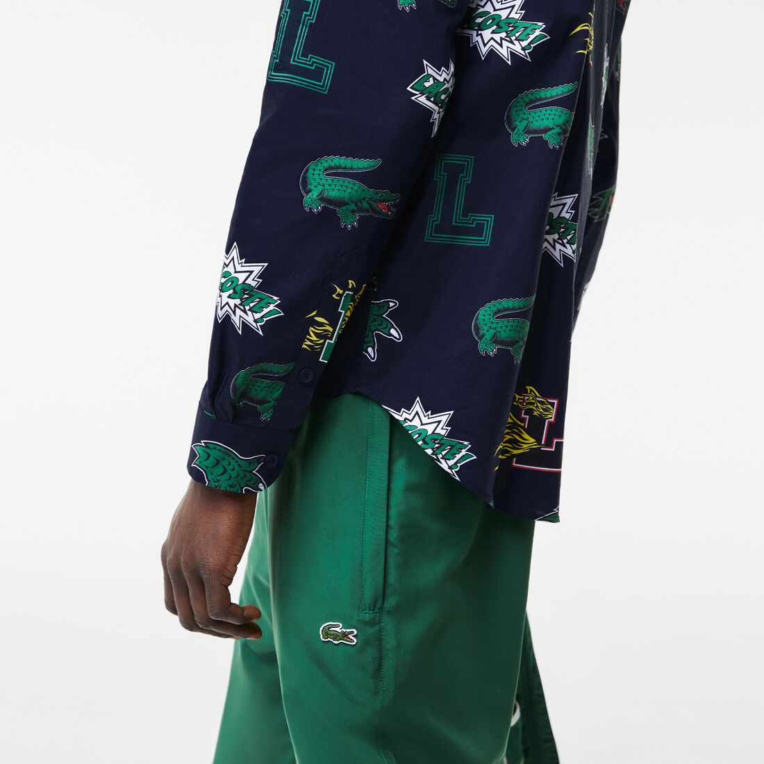 قميص لاكوست بقصة عادية وشعار التمساح من تشكيلة موسم الأعياد للرجال قميص لاكوست بقصة عادية وشعار التمساح من تشكيلة موسم الأعياد للرجال