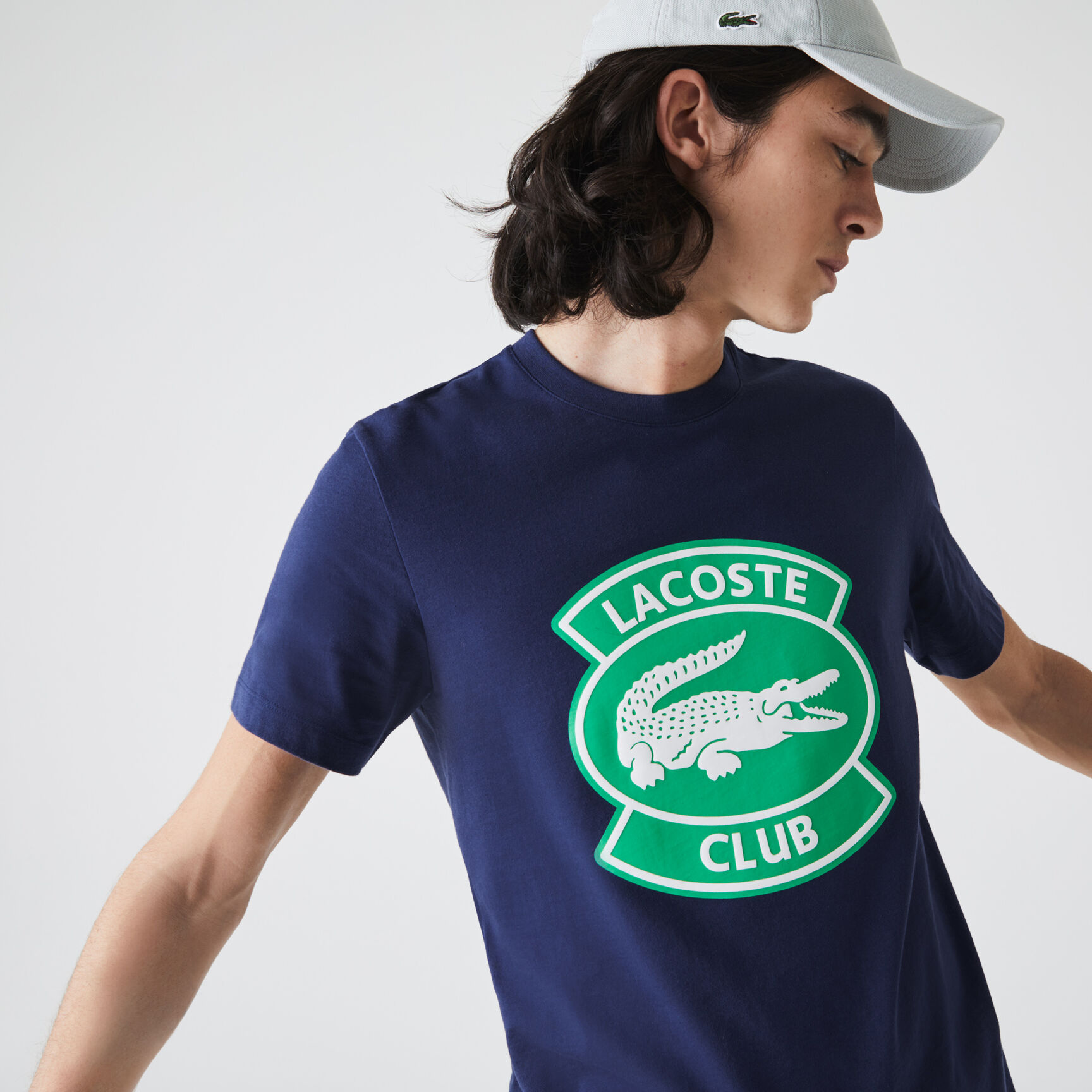 تي شيرت قطني للرجال بفتحة رقبة مستديرة وشارة Lacoste Club بالحجم الكبير تي شيرت قطني للرجال بفتحة رقبة مستديرة وشارة Lacoste Club بالحجم الكبير