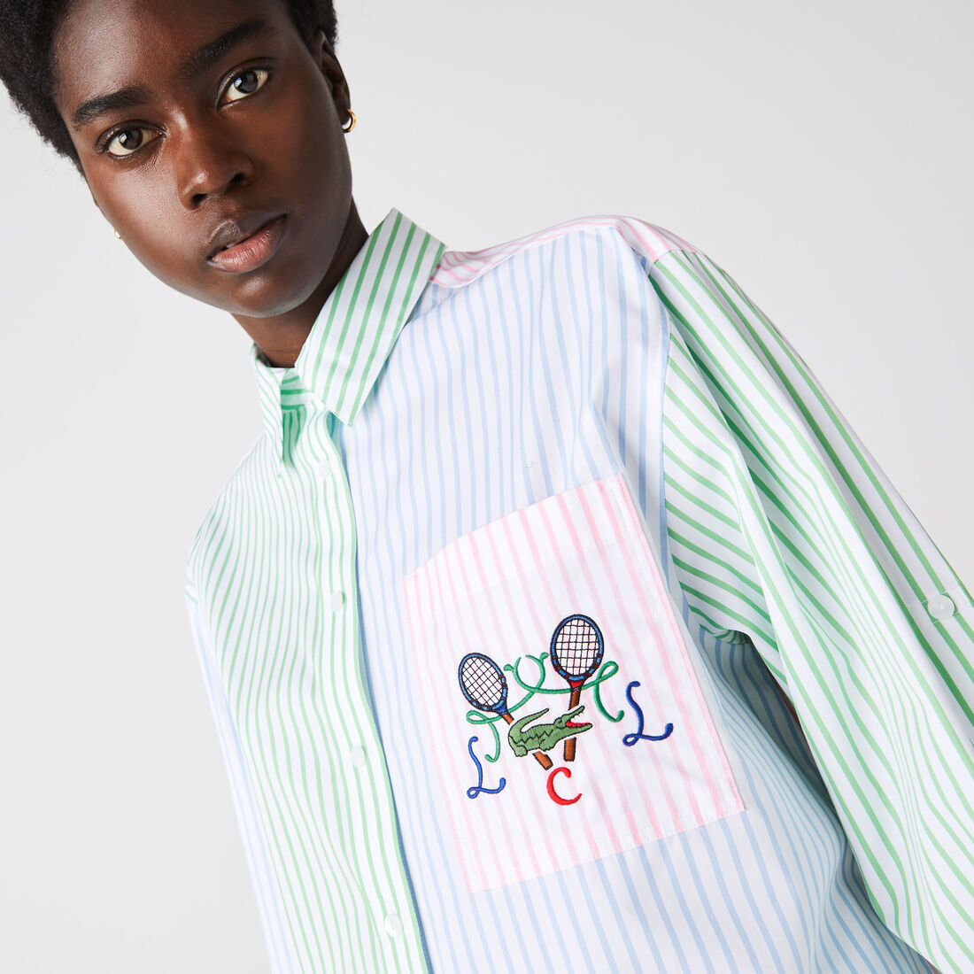 قميص قطن مخطط مقسم لأجزاء بتطريز مضارب تنس للنساء