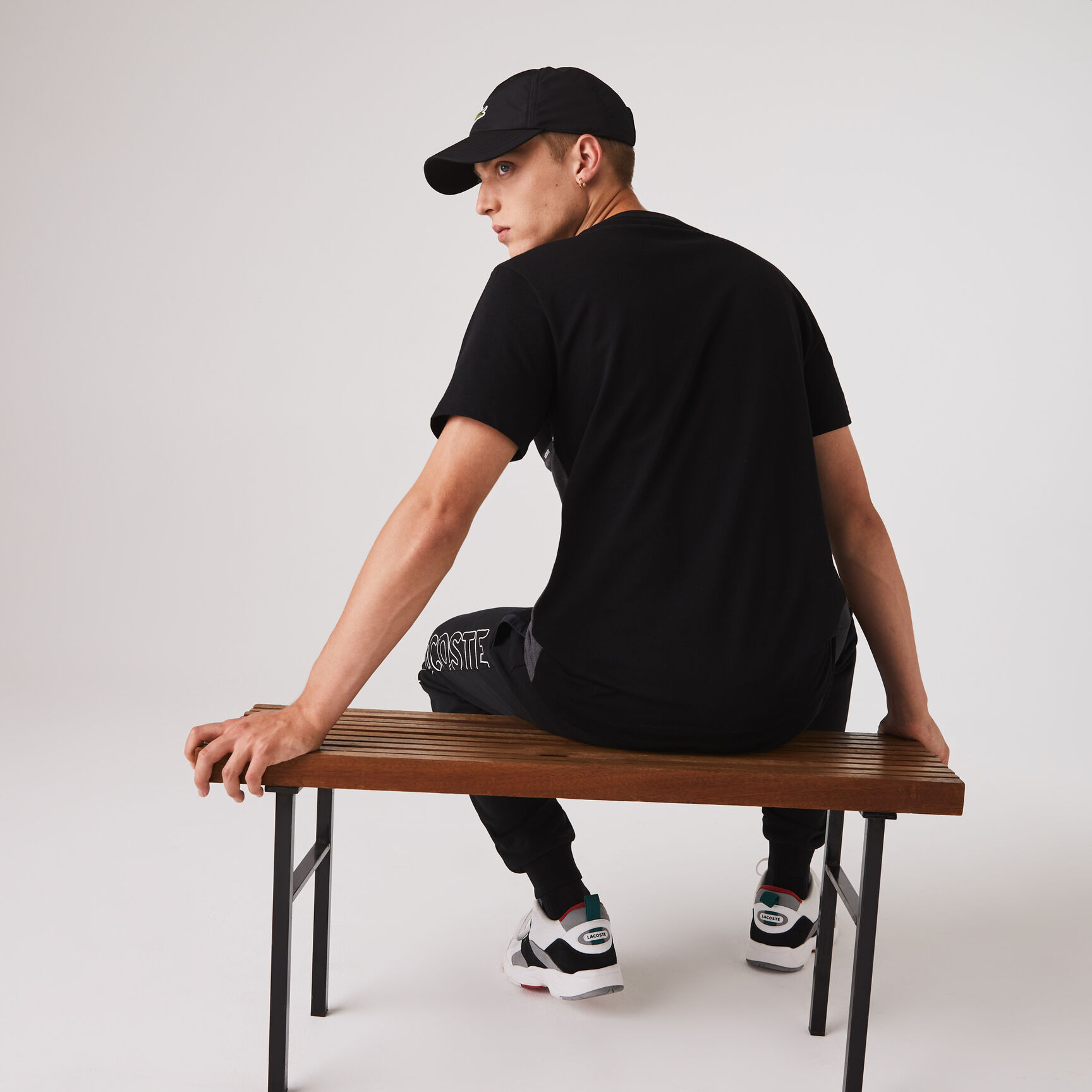 تي شيرت قطن خفيف الوزن ثنائي اللون بفتحة عنق مستديرة من مجموعة Lacoste SPORT للرجال تي شيرت قطن خفيف الوزن ثنائي اللون بفتحة عنق مستديرة من مجموعة Lacoste SPORT للرجال