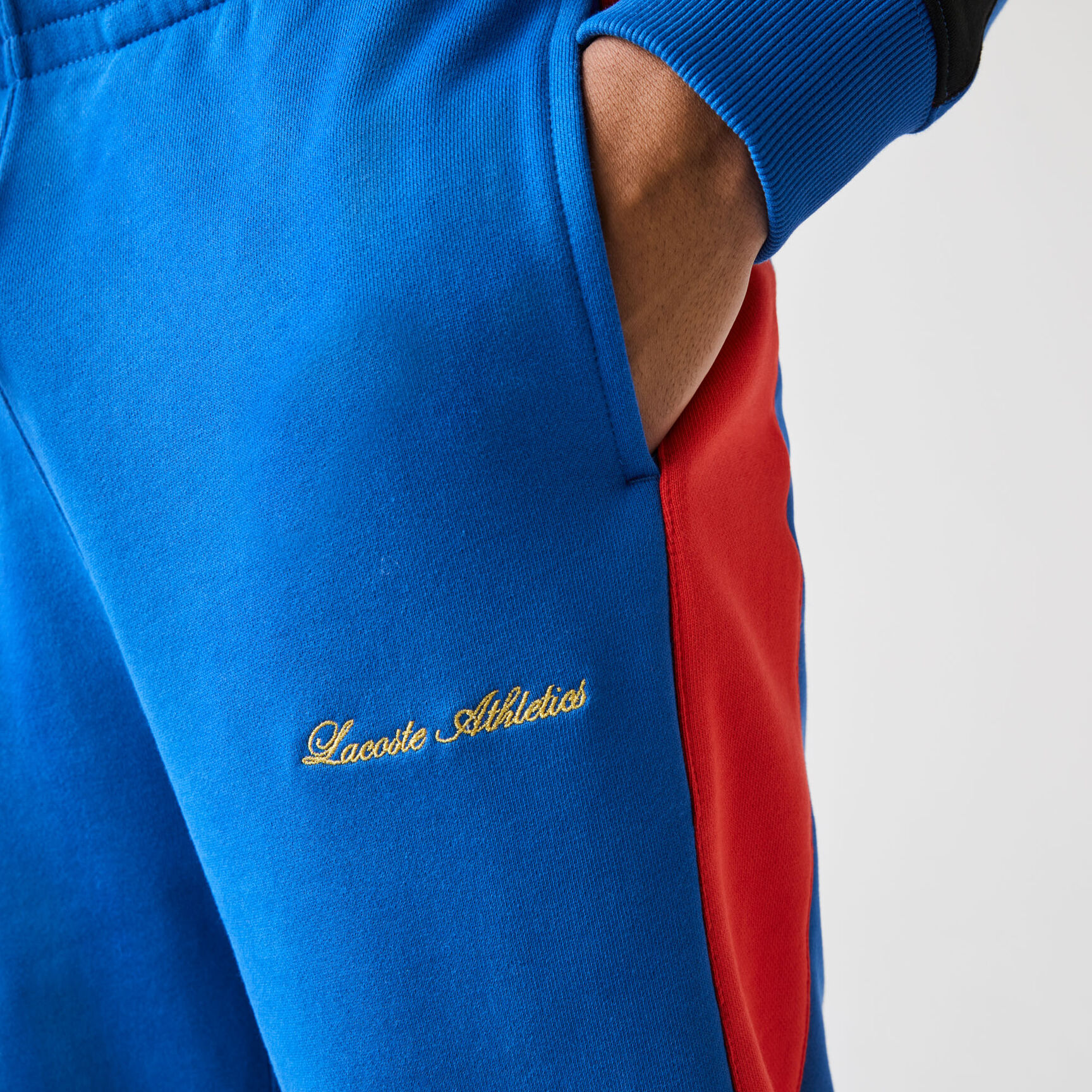 بنطال رياضي مزدوج اللون مع تطريز ذهبي مجموعة Lacoste LIVE للرجال