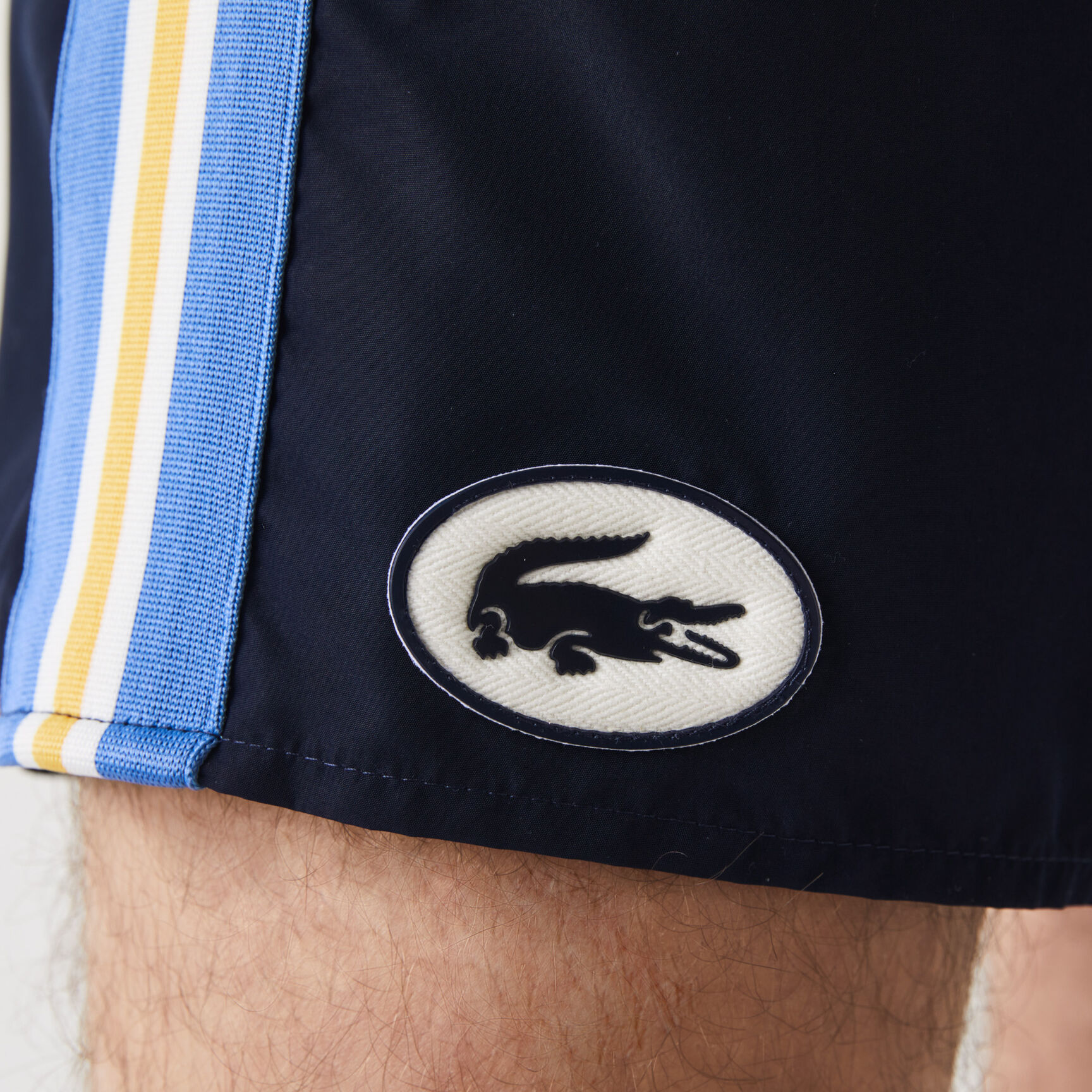 شورت سباحة للرجال بشرائط مختلفة الألوان من تراث العلامة شورت سباحة للرجال بشرائط مختلفة الألوان من تراث العلامة