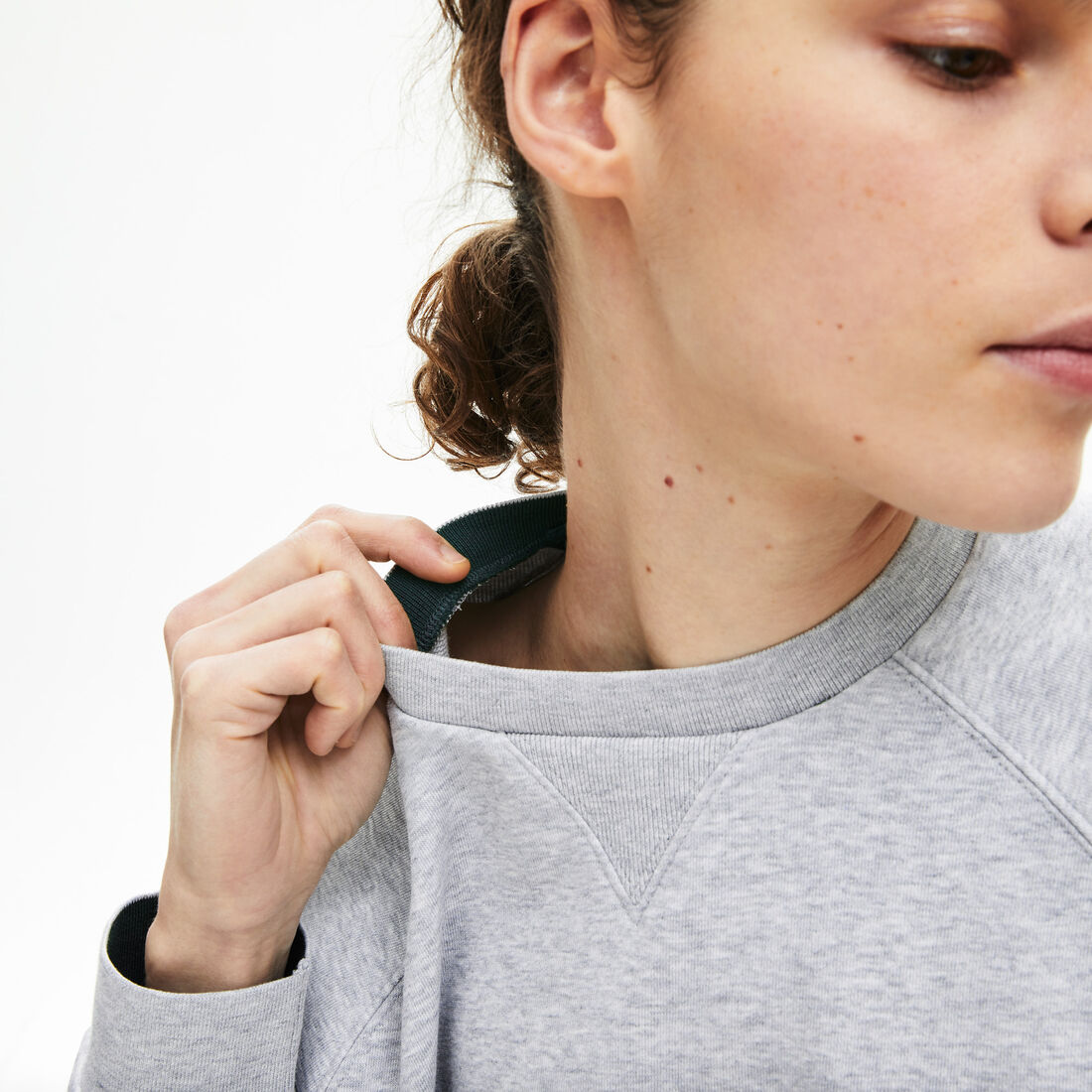 قميص ثقيل كلاسيكي للسيدات من الصوف بفتحة رقبة مستديرة قميص ثقيل كلاسيكي للسيدات من الصوف بفتحة رقبة مستديرة