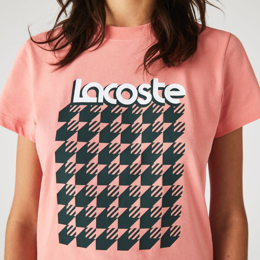 تيشيرت نسائي من مجموعة Lacoste SPORT يسمح بمرور الهواء ومزين بنقشة مربعات تيشيرت نسائي من مجموعة Lacoste SPORT يسمح بمرور الهواء ومزين بنقشة مربعات