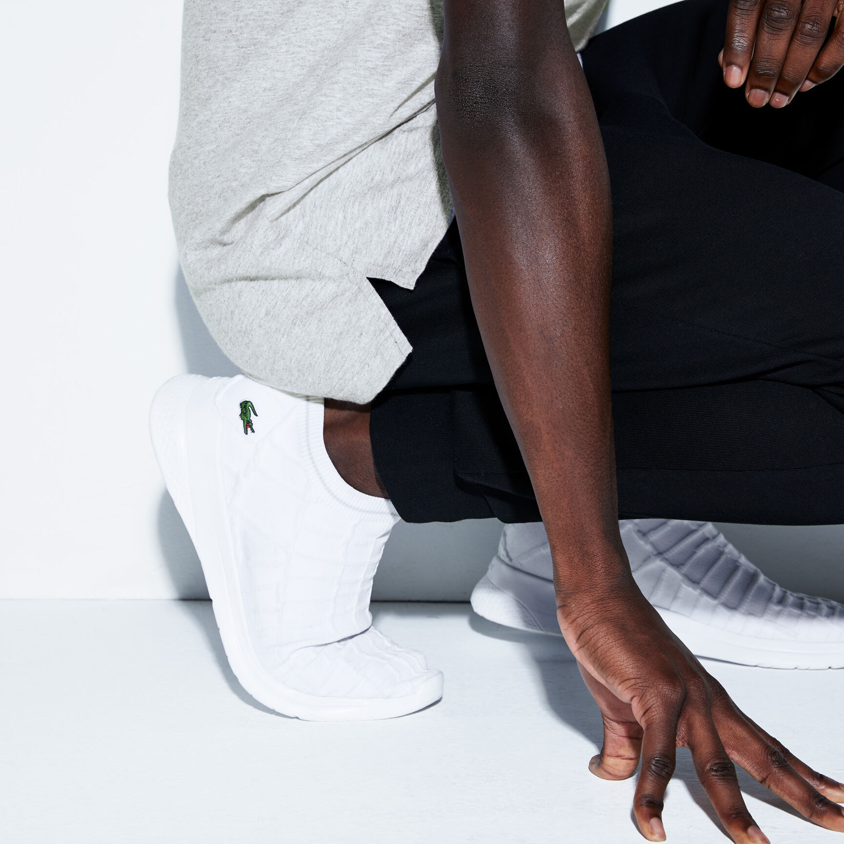 قميص بولو قطني للرجال بسحاب عند الياقة وعلامة التمساح المجسمة من مجموعة Lacoste SPORT