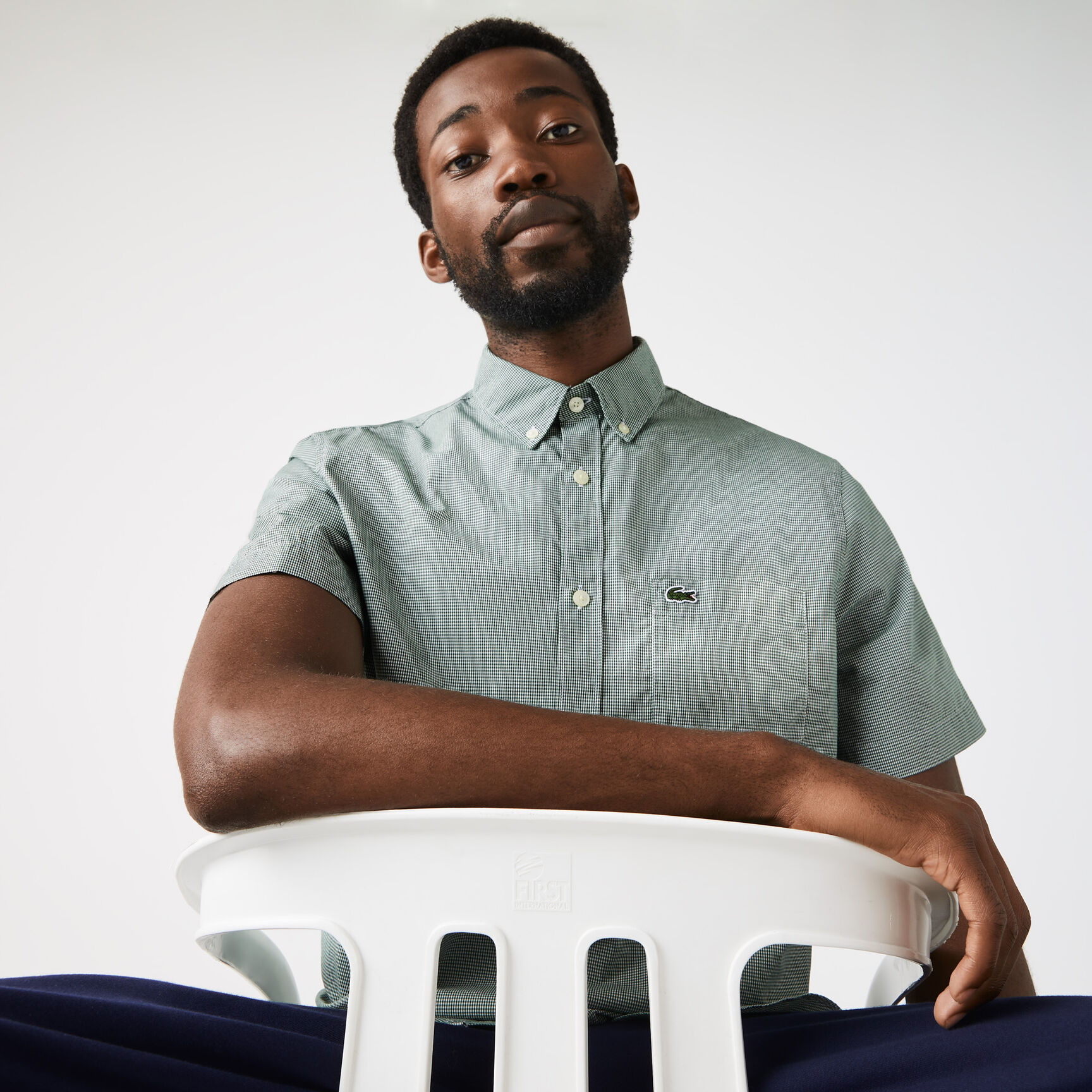 قميص بقصة عادية ونقشة مربعات غينغهام للرجال