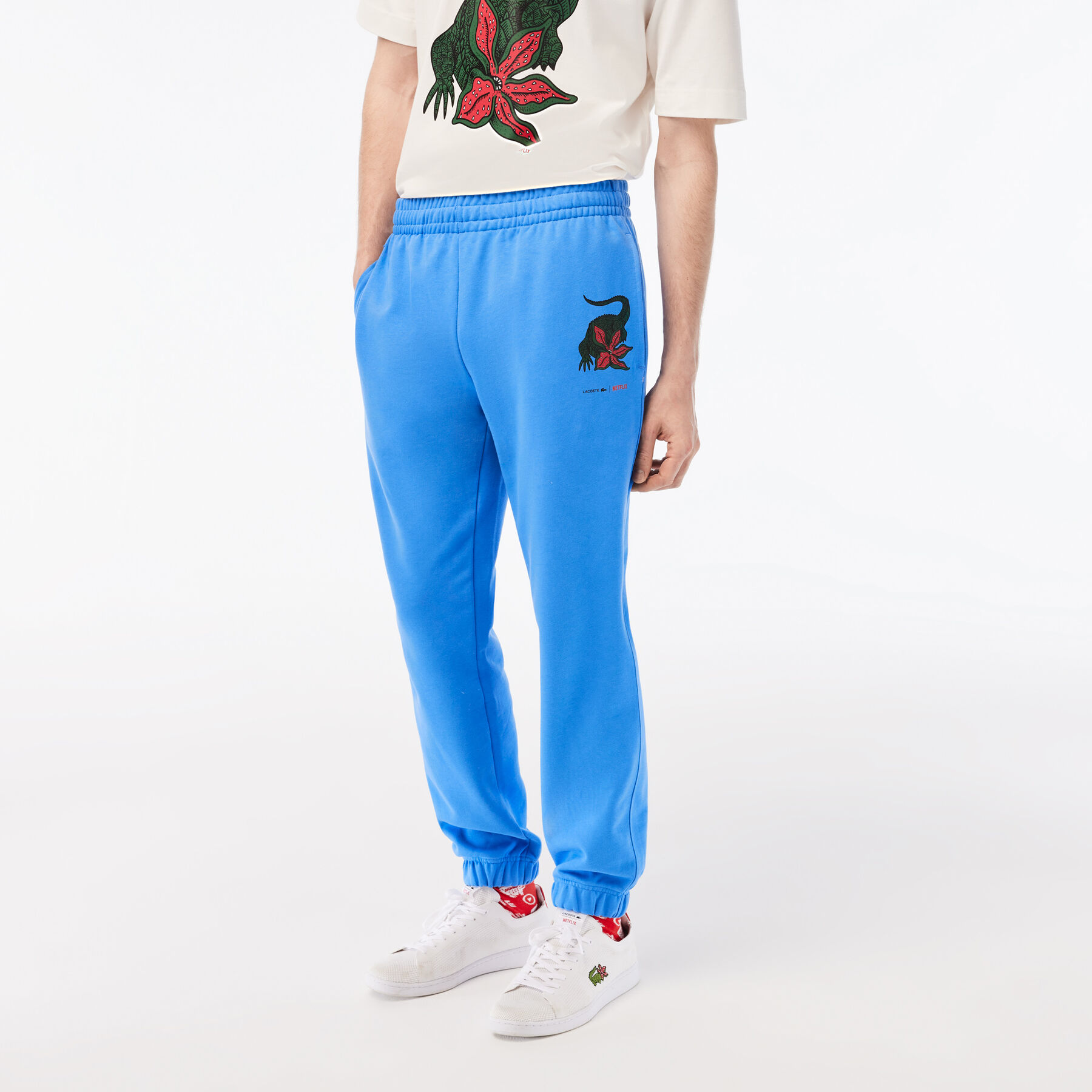 بنطال رياضي بطبعة تمساح للرجال مجموعة Lacoste x Netflix لاكوست بنطال رياضي بطبعة تمساح للرجال مجموعة lacoste x netflix