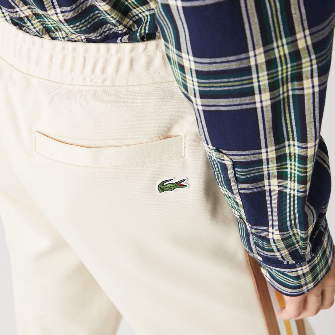 بنطال رياضي للرجال بقصة مستقيمة وشرائط متباينة اللون من تراث العلامة بنطال رياضي للرجال بقصة مستقيمة وشرائط متباينة اللون من تراث العلامة