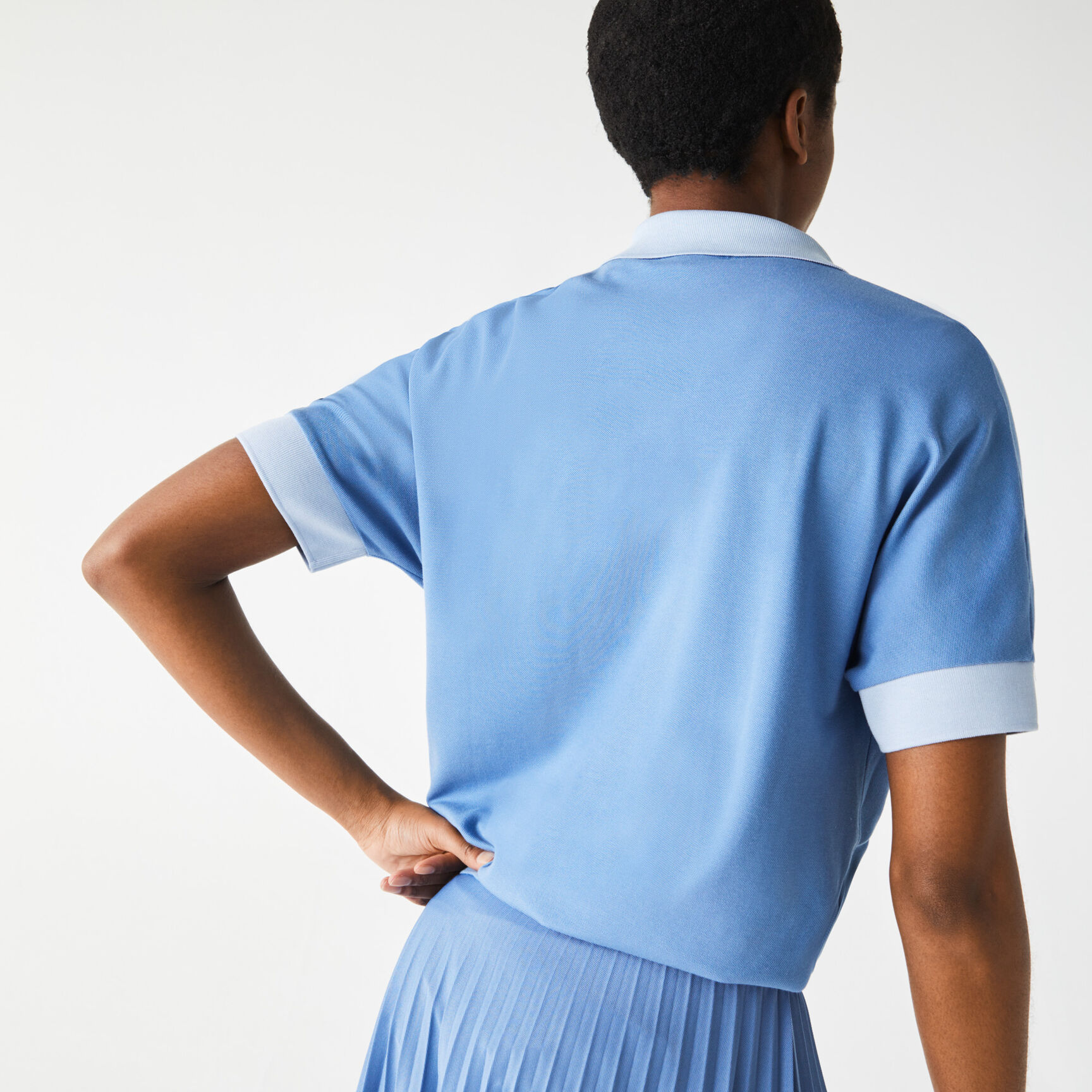 قميص بولو بيكيه انسيابي للنساء بقصة فضفاضة وياقة واسعة قميص بولو بيكيه انسيابي للنساء بقصة فضفاضة وياقة واسعة