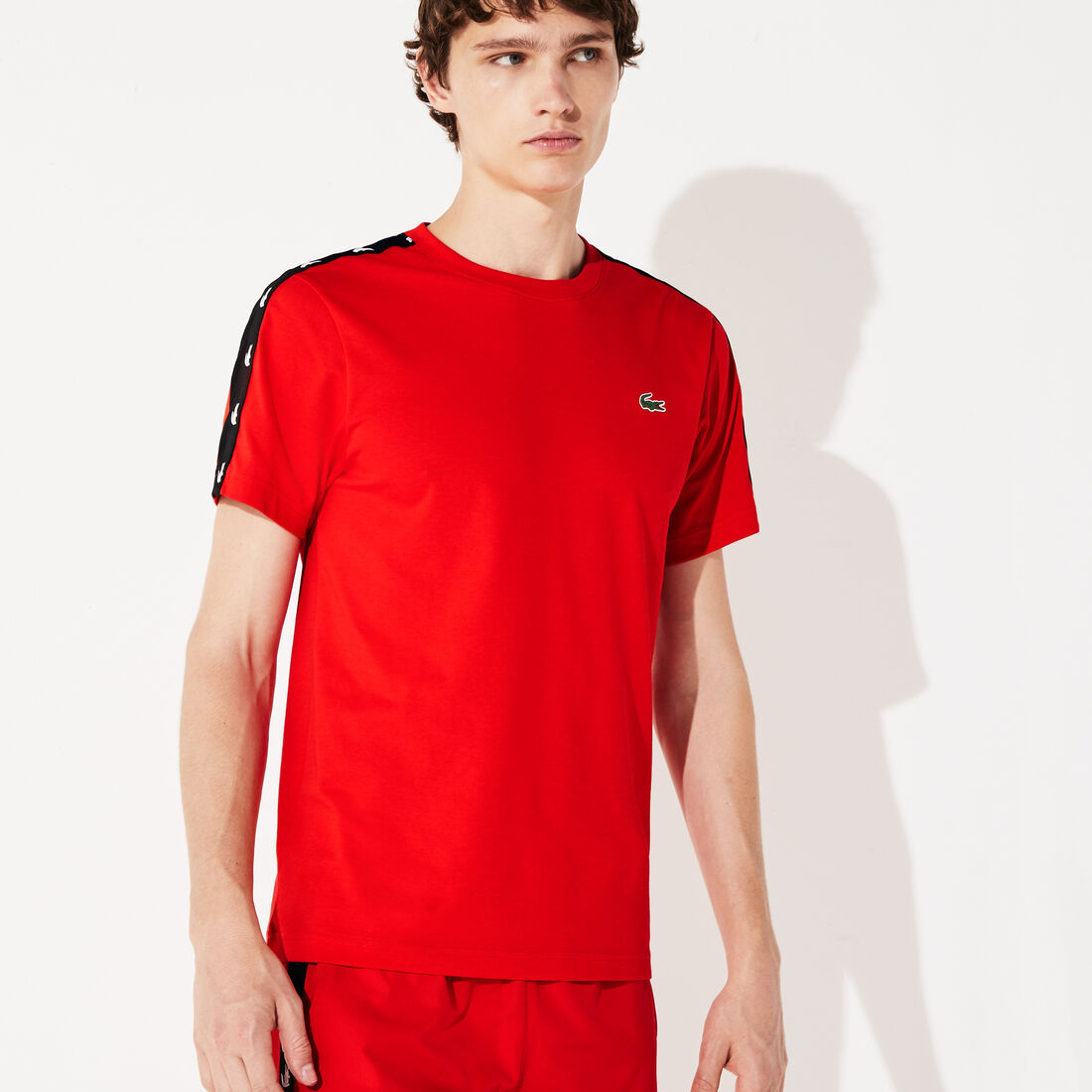 قميص تي-شيرت من البيكيه المسامي مزدان بخطوط مطبوع عليها تماسيح من مجموعة Lacoste SPORT للرجال قميص تي-شيرت من البيكيه المسامي مزدان بخطوط مطبوع عليها تماسيح من مجموعة Lacoste SPORT للرجال