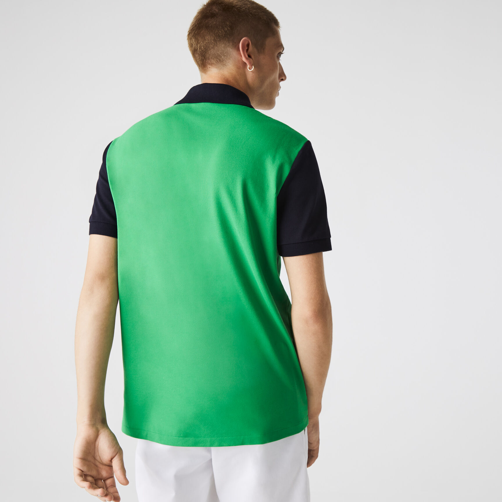 بولو Lacoste للرجال بقصّة عاديّة وخفيف الوزن يسمح بمرور الهواء من بيكيه بولو Lacoste للرجال بقصّة عاديّة وخفيف الوزن يسمح بمرور الهواء من بيكيه