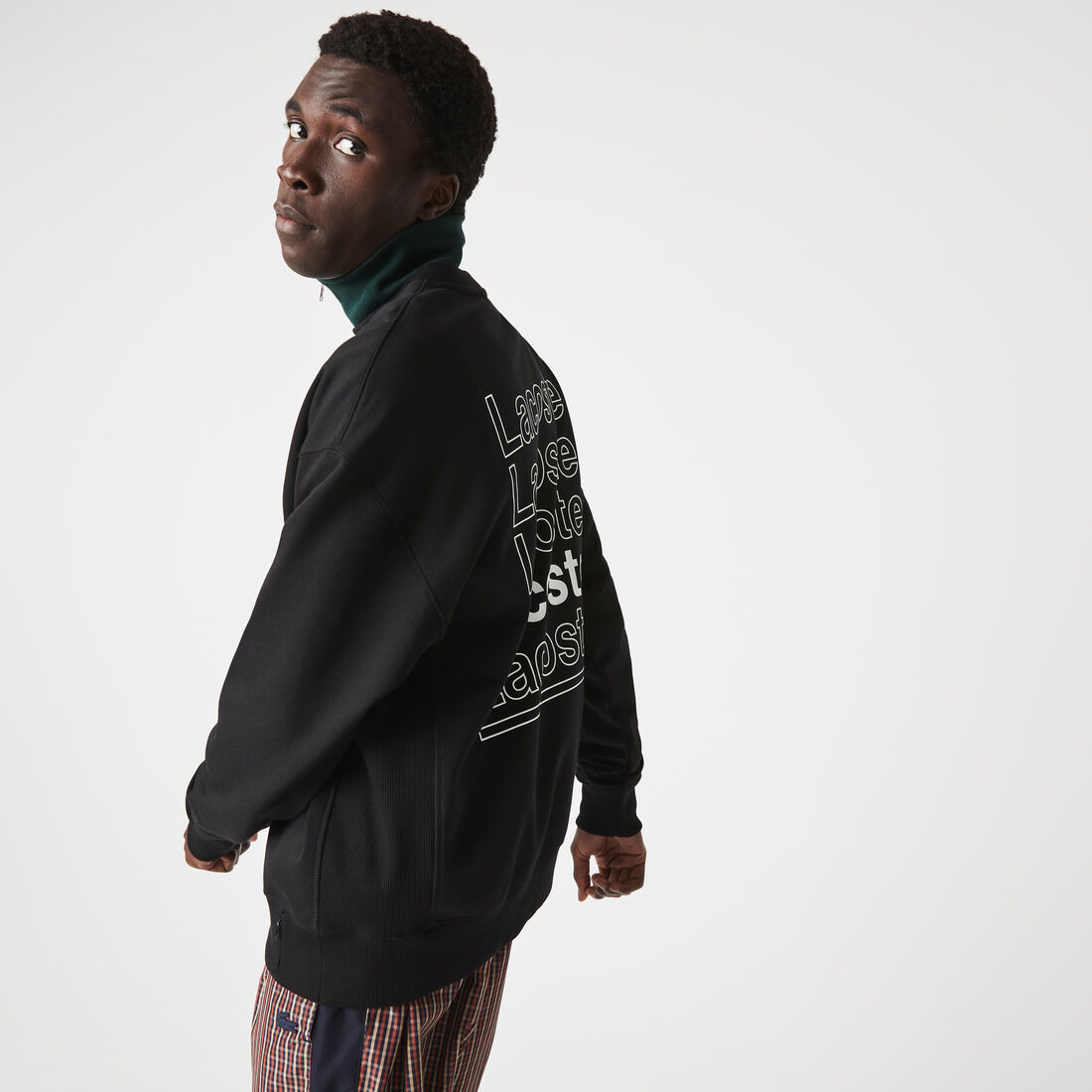 كنزة رجالي فضفاضة بقصة ضيقة وطبعة مع فتحة رقبة مستديرة من الصوف من مجموعة Lacoste L!VE