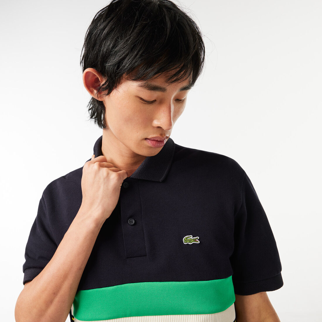 تي شيرت بولو لاكوست بيكيه مطاطي بطبعة مميزة لكلمة Lacoste French Made Contrast Stripe Polo Shirt - PH1132-00-HDE
