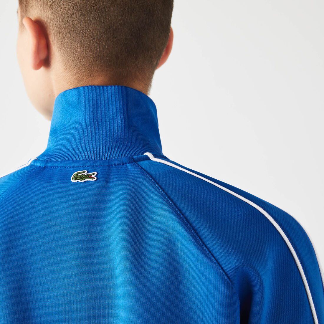 سترة نسائية مطرزة بحروف رياضية بسحاب سترة نسائية مطرزة بحروف رياضية بسحاب