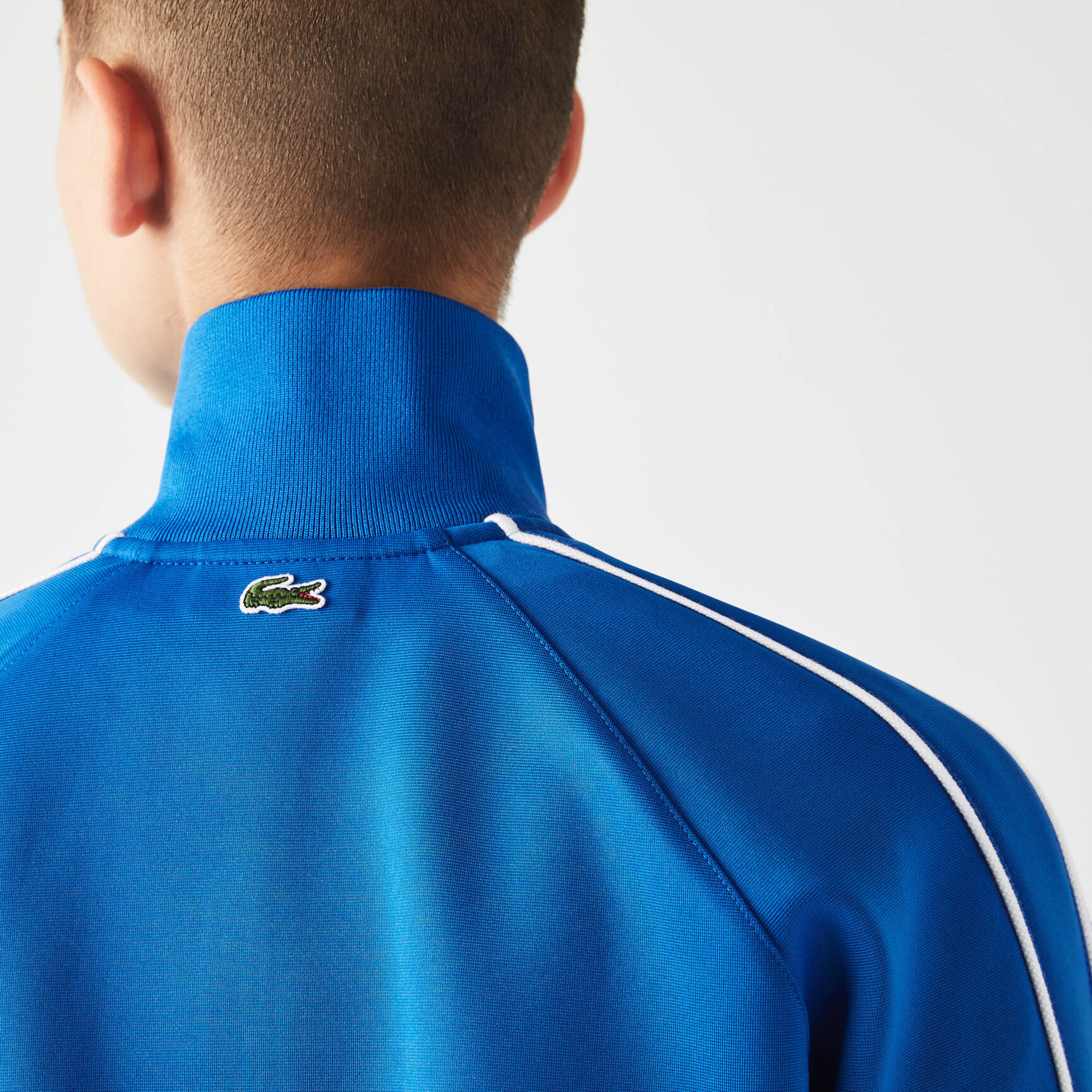 سترة نسائية مطرزة بحروف رياضية بسحاب سترة نسائية مطرزة بحروف رياضية بسحاب