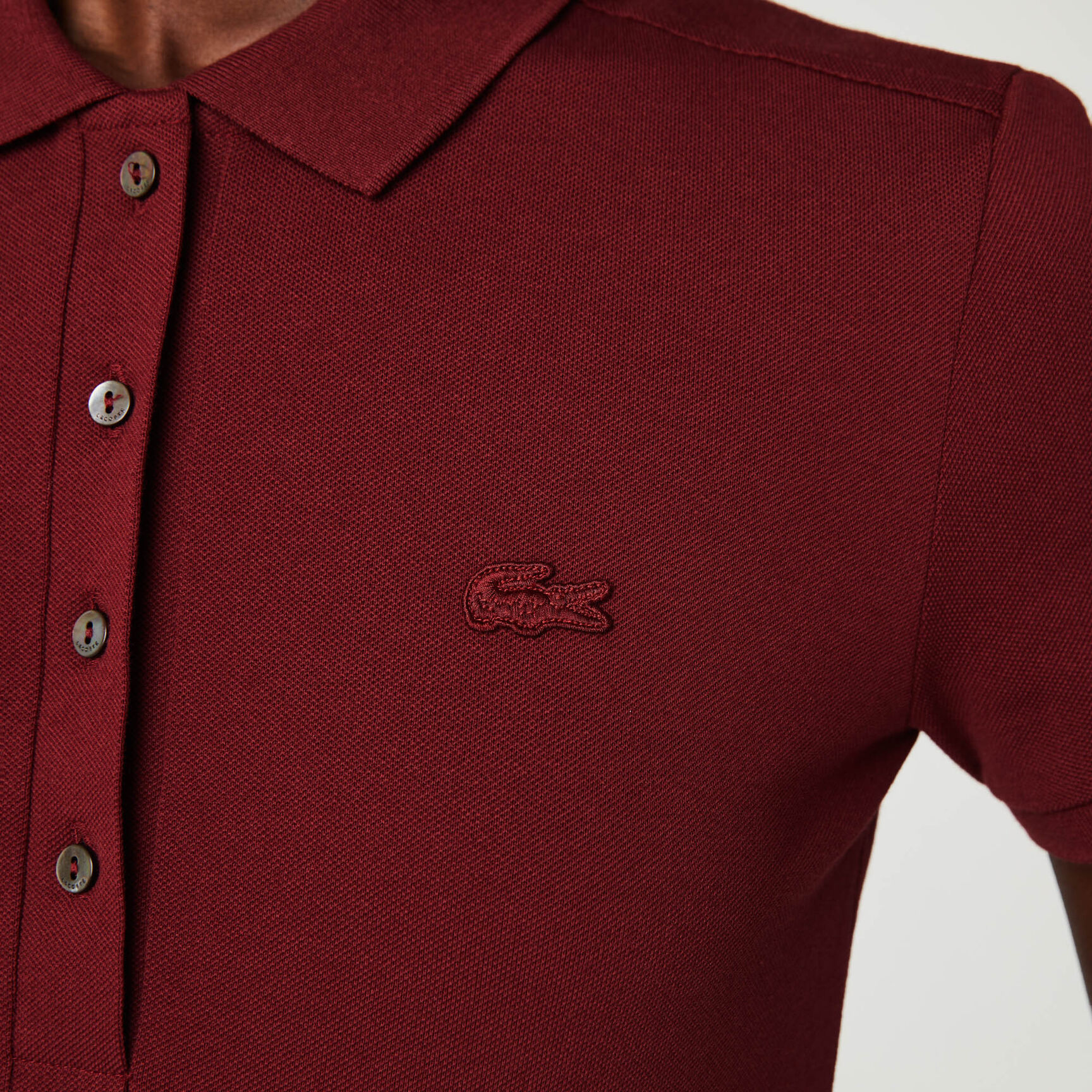 تيشيرت بولو L.12.D بقصة ضيقة من قماش بيتي بيكيه المطاطي