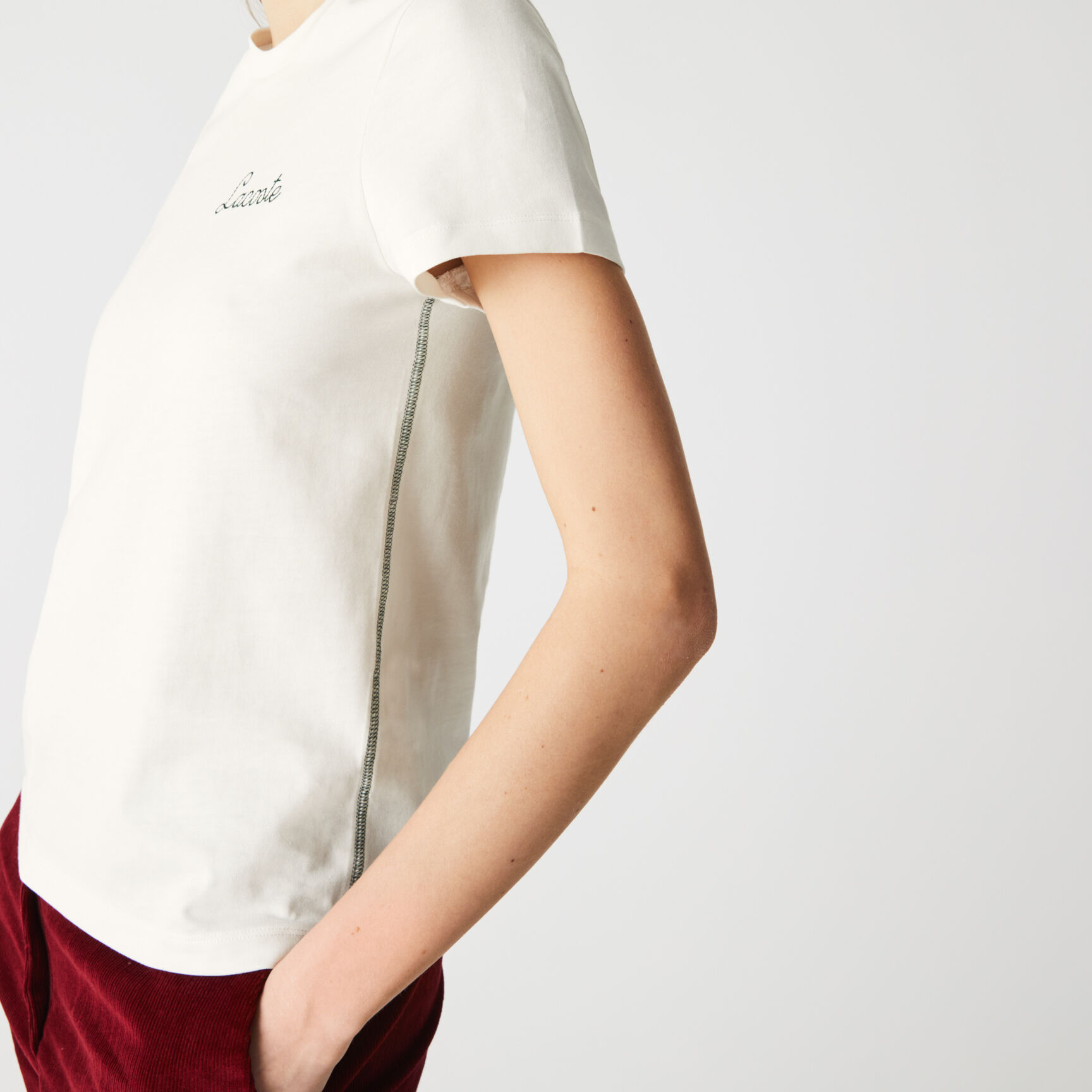 تيشيرت نسائي قطني مطرز بياقة دائرية تيشيرت نسائي قطني مطرز بياقة دائرية