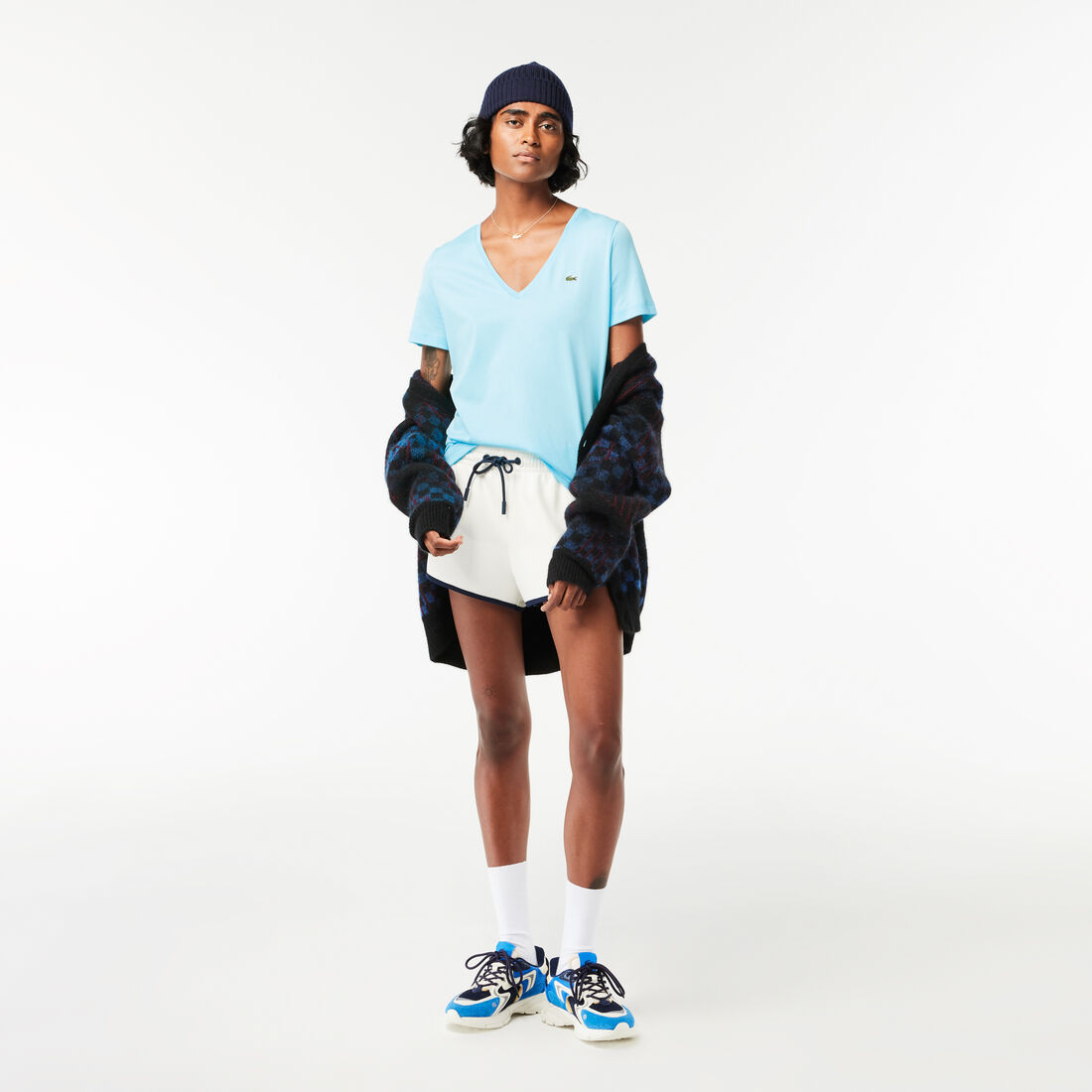 تي شيرت بقصّة عادية وطبعة مميزة لكلمة Lacoste Women's V-neck Loose Fit Cotton T-shirt - TF8392-00-SIZ