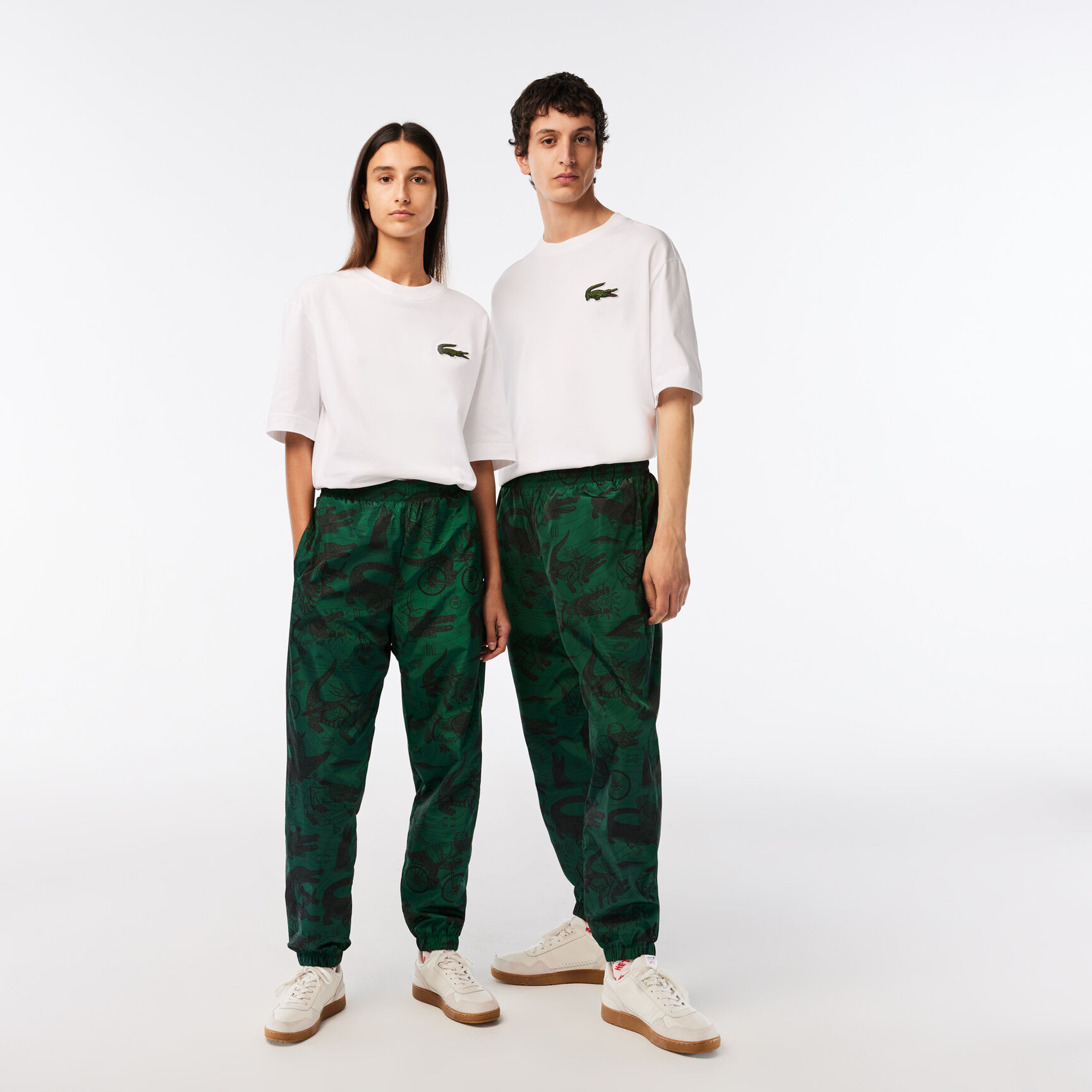 بنطال رياضي مطبوع للجنسين مجموعة Lacoste x Netflix بنطال رياضي مطبوع للجنسين مجموعة Lacoste x Netflix