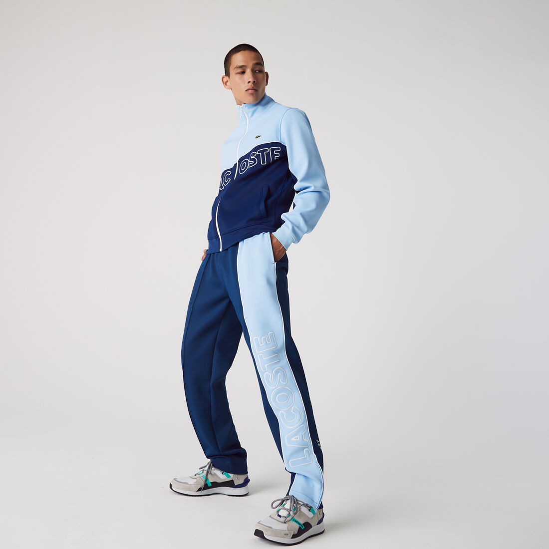 بنطال رياضي من النيوبرين الخفيف مع كتل لونية من مجموعة Lacoste LIVE للجنسين