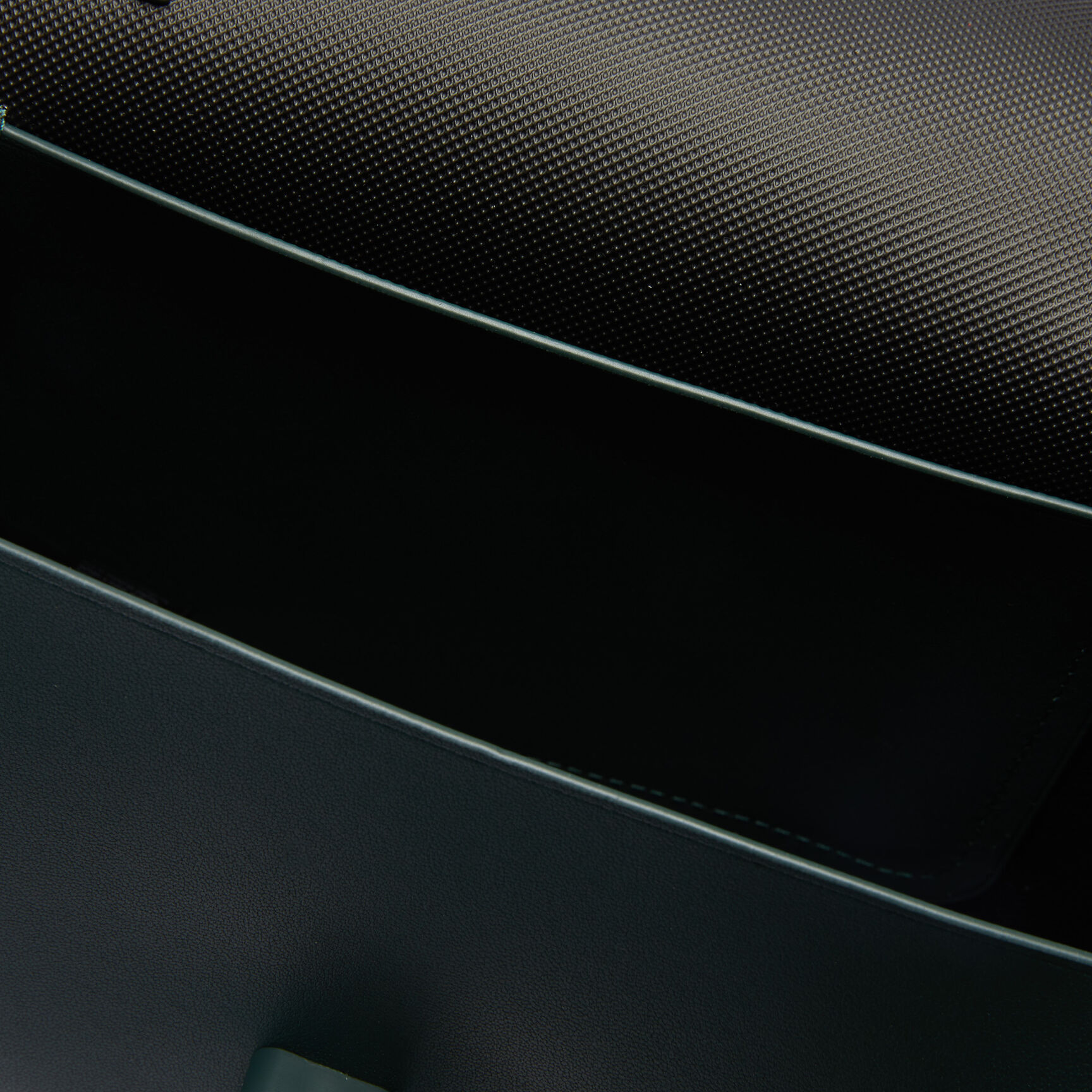 Women’s Croco Turn Crocodile Clasp Leather Shoulder Bag Women’s Croco Turn Crocodile Clasp Leather Shoulder Bag