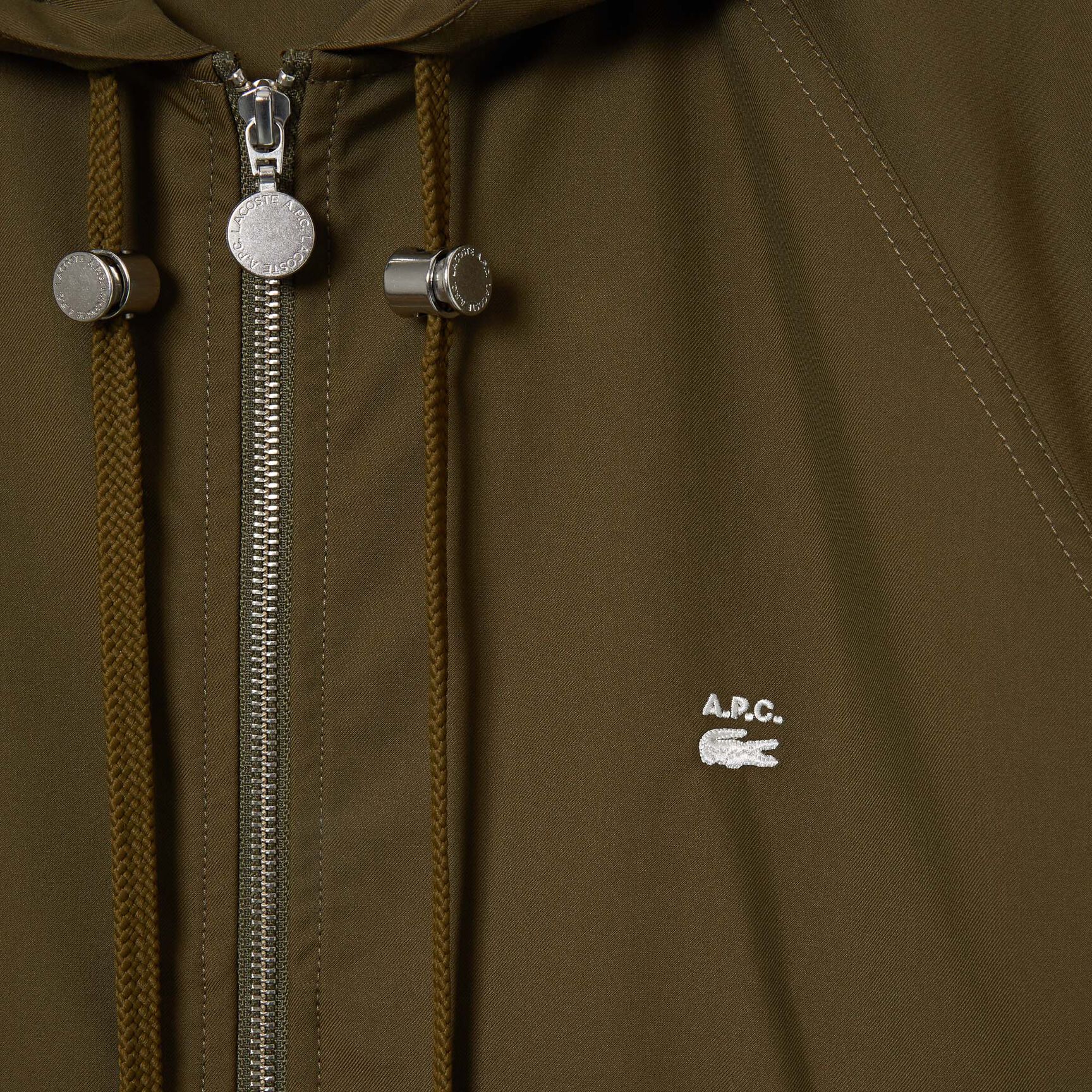 جاكيت بغطاء رأس قطن غابردين للجنسين مجموعة Lacoste x A.P.C. جاكيت بغطاء رأس قطن غابردين للجنسين مجموعة Lacoste x A.P.C.