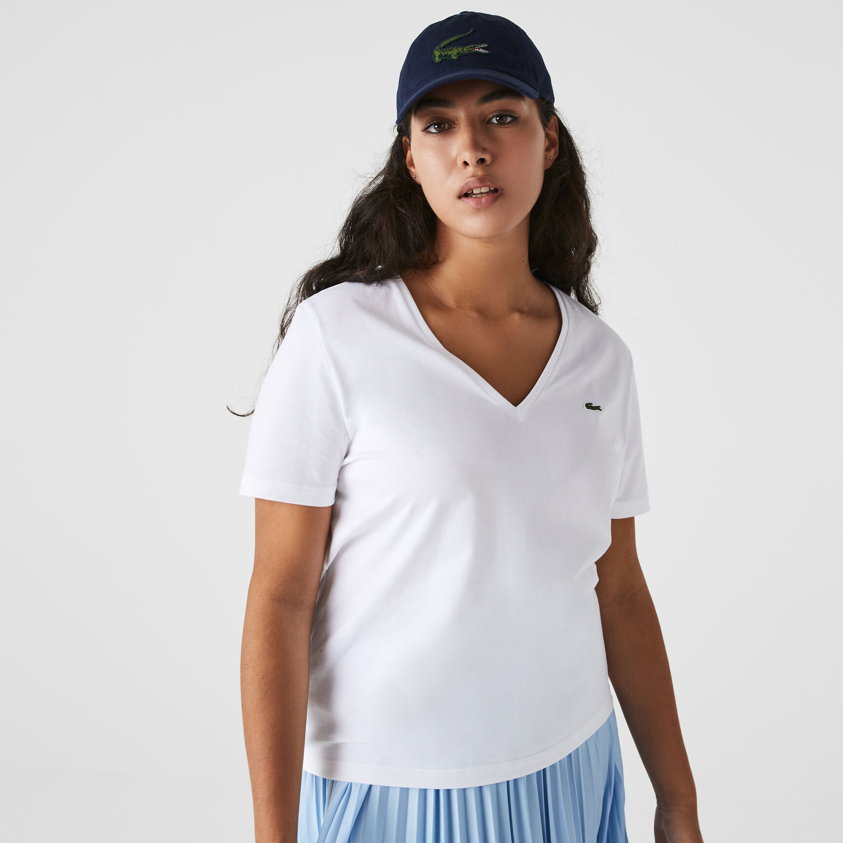 تي شيرت بقصّة عادية وطبعة مميزة لكلمة Lacoste Women's V-neck Loose Fit Cotton T-shirt - TF8392-00-001