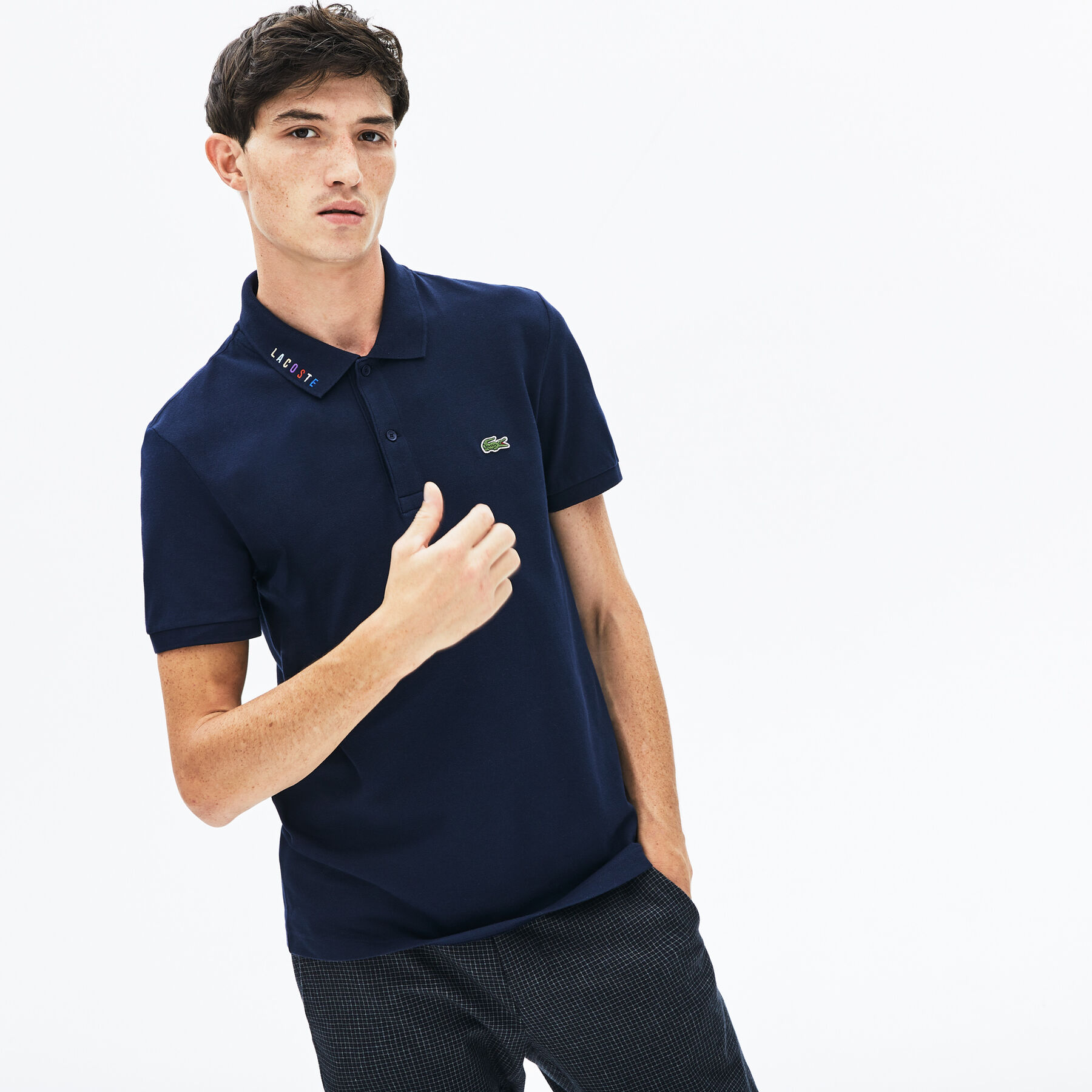 لاكوست قميص بولو للرجال من بيكيه المرن ذو قصة ضيقة وكلمة lacoste المميزة بألوان متعددة