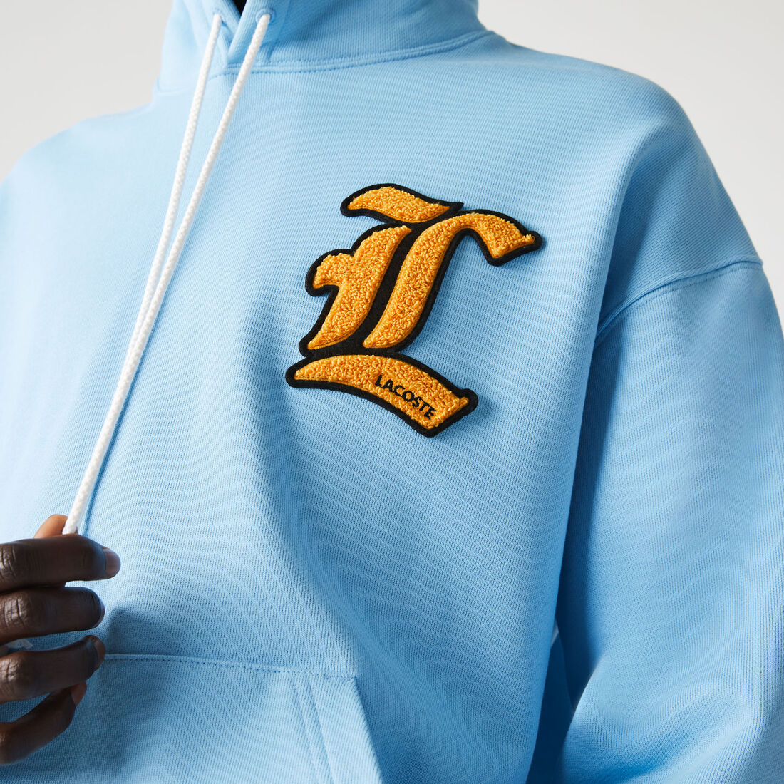 كنزة فضفاضة بغطاء للرأس للجنسين من مجموعة Lacoste L!VE كنزة فضفاضة بغطاء للرأس للجنسين من مجموعة Lacoste L!VE