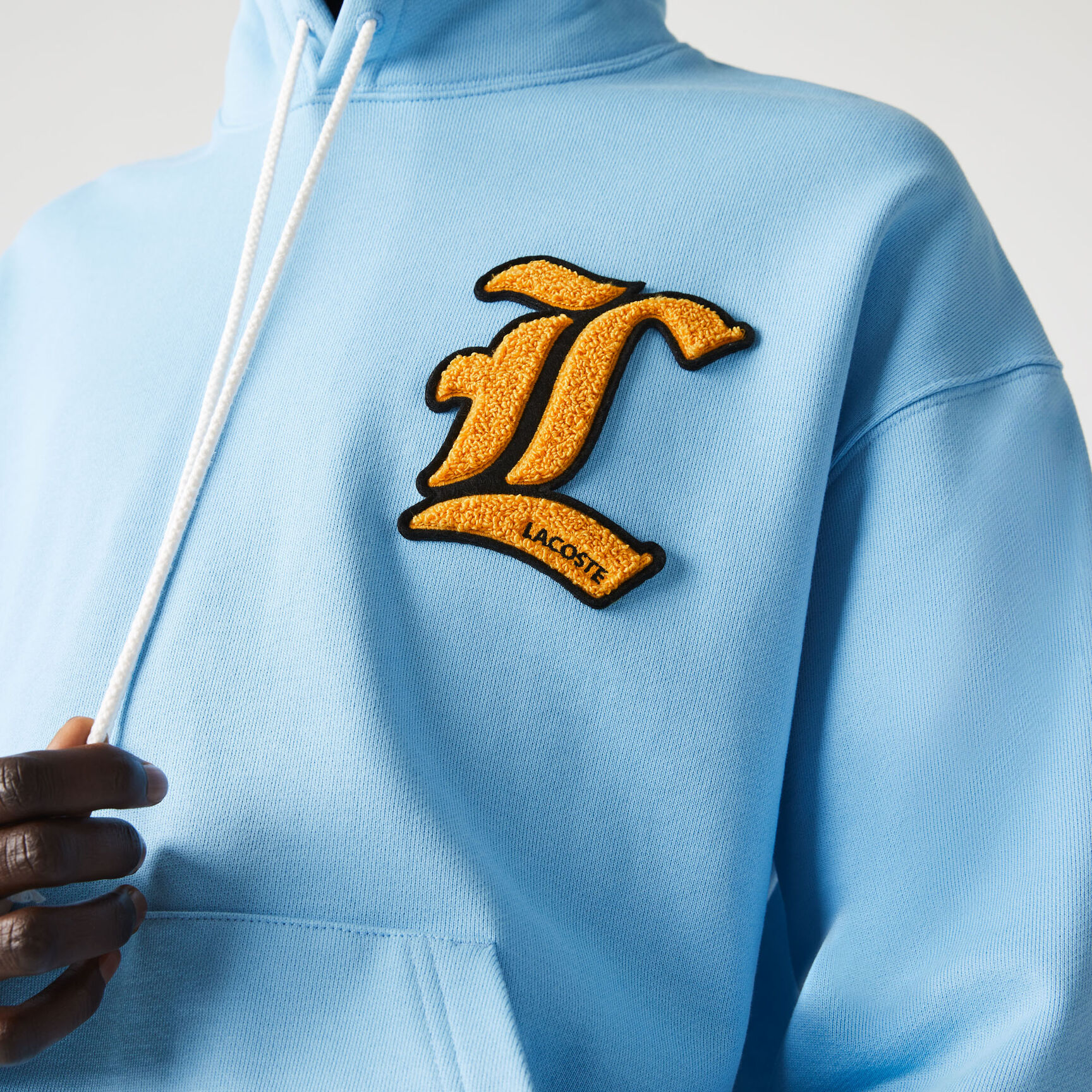 كنزة فضفاضة بغطاء للرأس للجنسين من مجموعة Lacoste L!VE كنزة فضفاضة بغطاء للرأس للجنسين من مجموعة Lacoste L!VE