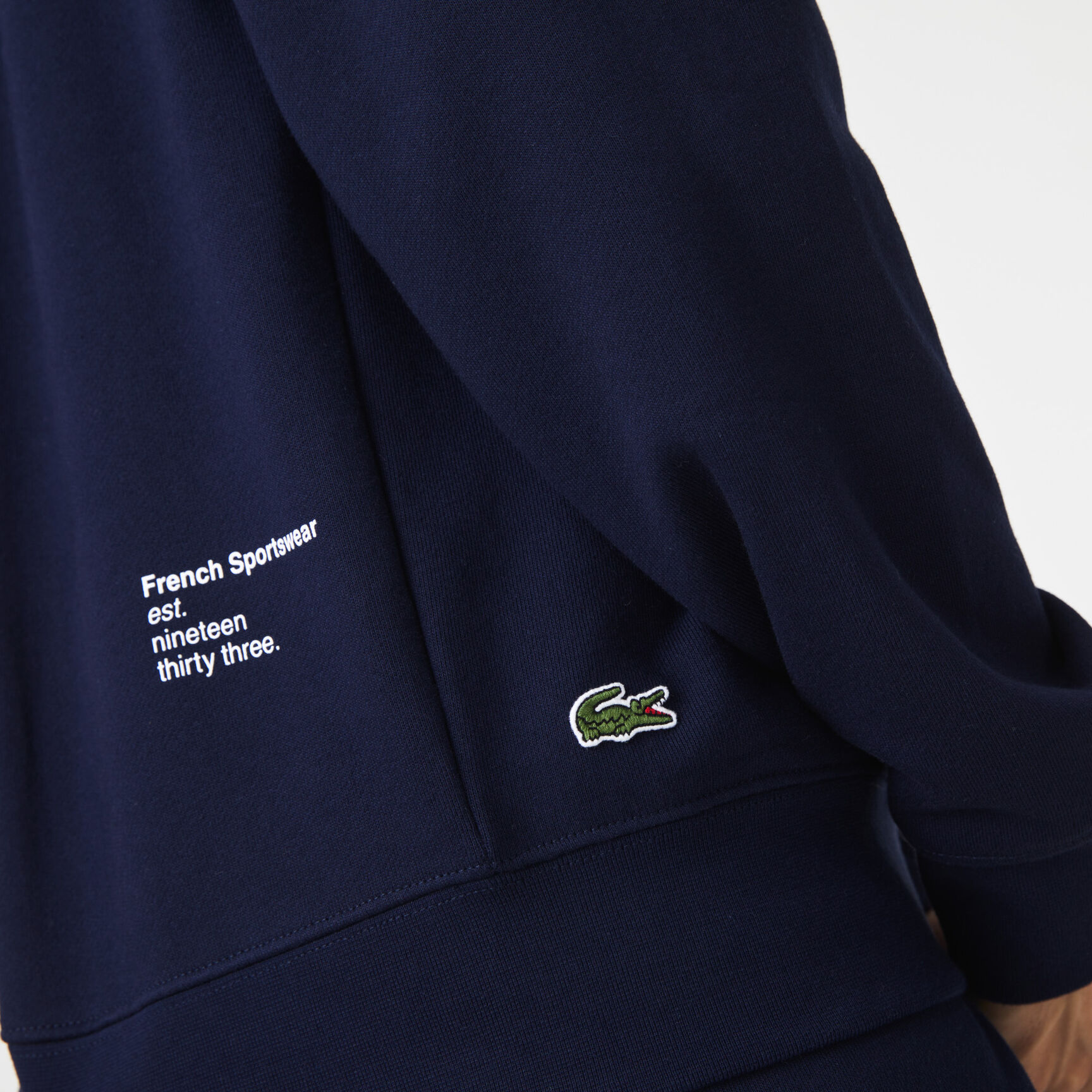 سويت شيرت لاكوست بفتحة رقبة مستديرة وطبعة حروف للرجال سويت شيرت لاكوست بفتحة رقبة مستديرة وطبعة حروف للرجال