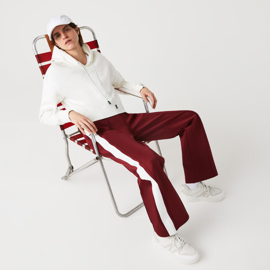 بنطال رياضي كلاسيكي بقصة فضفاضة وأشرطة جانبية للنساء بنطال رياضي كلاسيكي بقصة فضفاضة وأشرطة جانبية للنساء