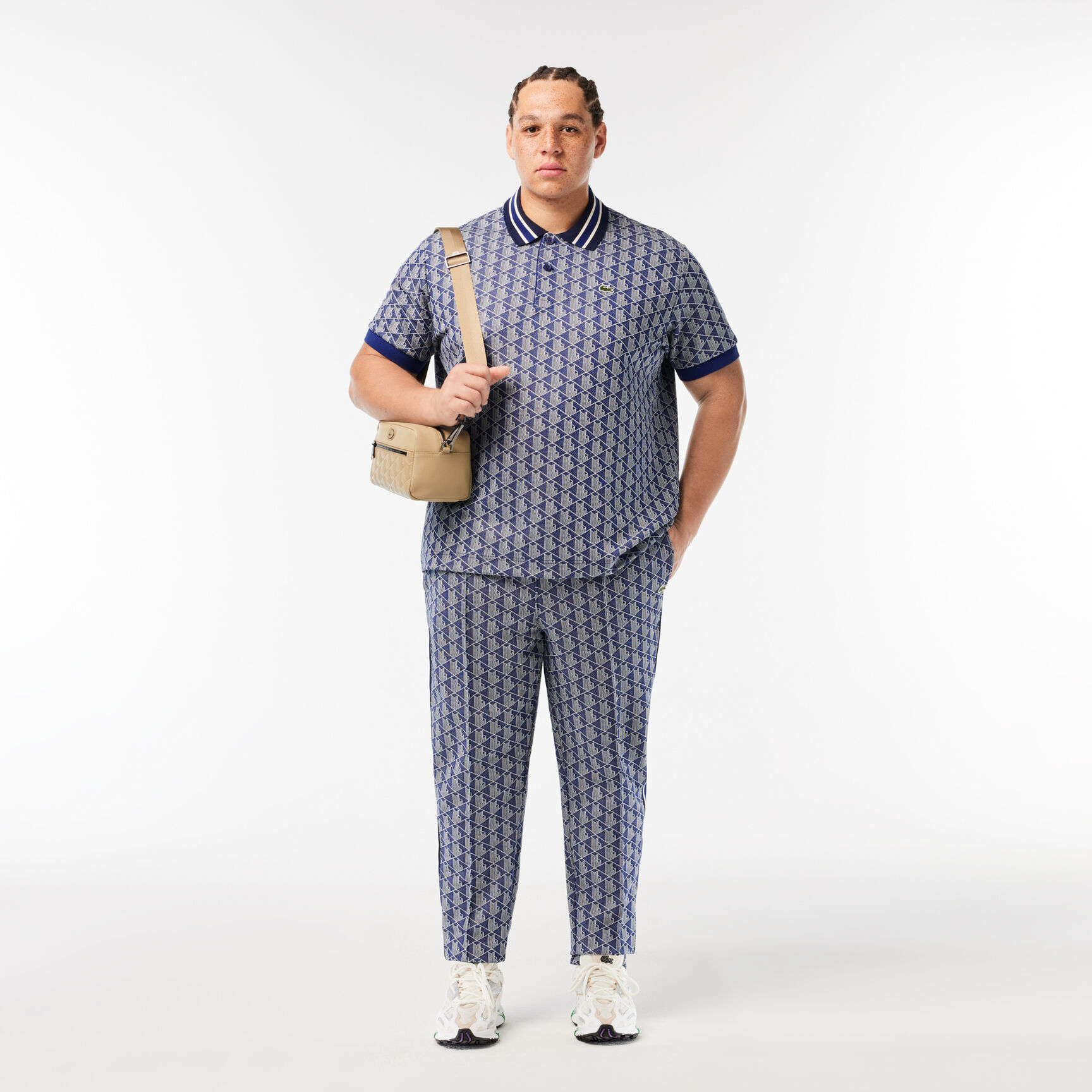 قميص بولو كلاسيكي بقصّة كلاسيكية من قماش الجاكار أحادي اللون Contrast Collar Monogram Polo Shirt - DH1417-00-QIE