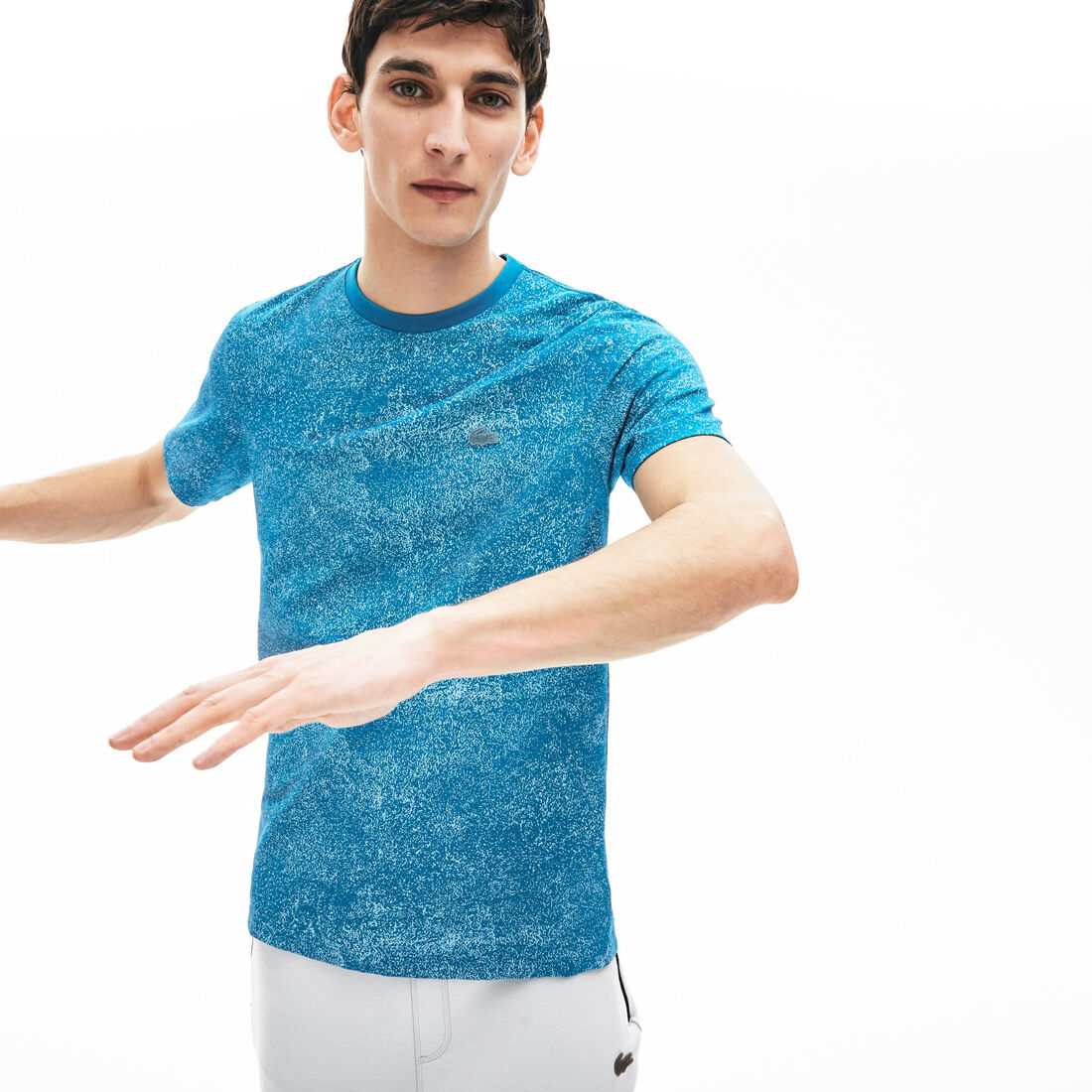 قميص تي-شيرت برقبة مستديرة مصنوع من نسيج فائق الخفة من مجموعة Lacoste Motion للرجال قميص تي-شيرت برقبة مستديرة مصنوع من نسيج فائق الخفة من مجموعة Lacoste Motion للرجال