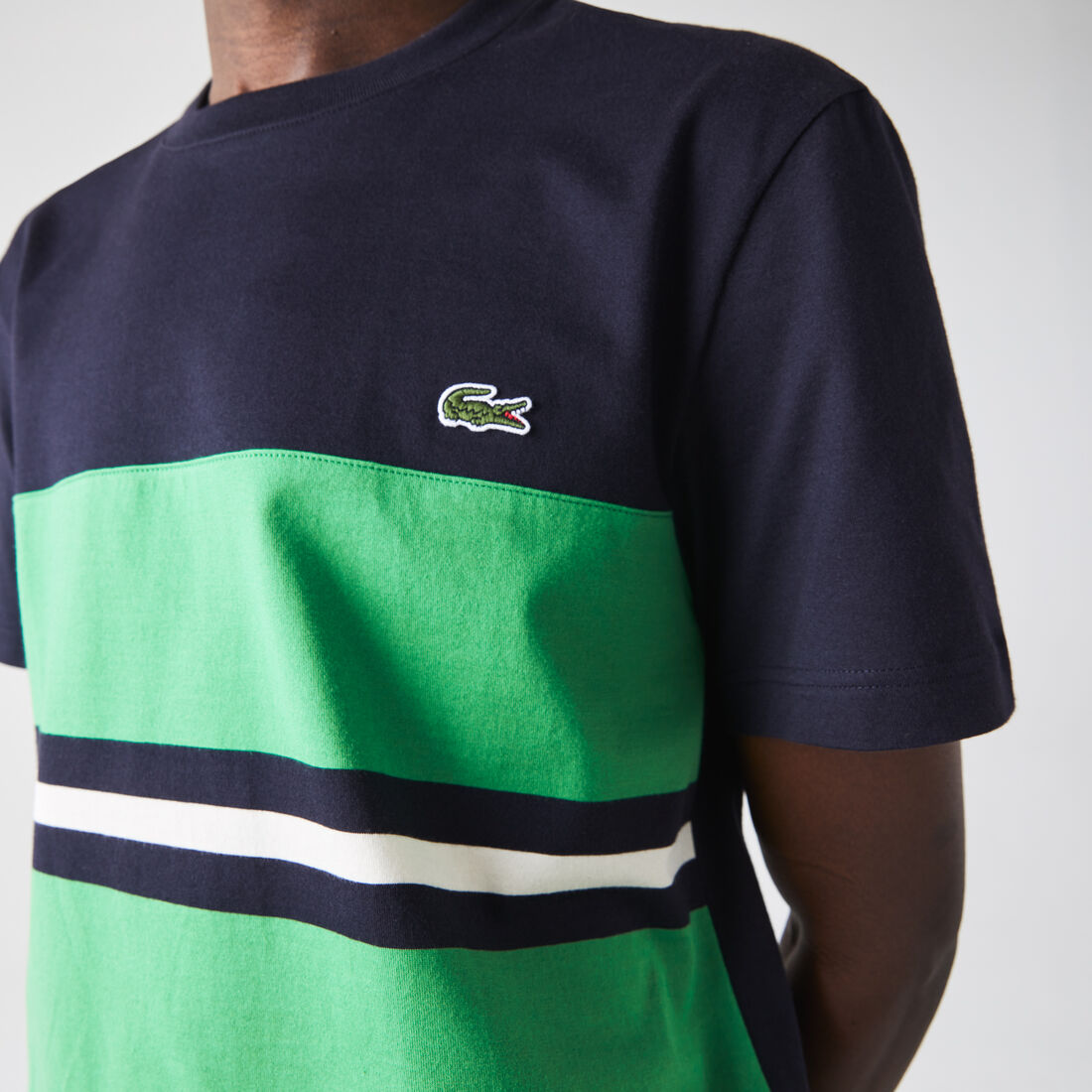 تي شيرت قطن مقلم للرجال بفتحة رقبة مستديرة وكتل لونية تي شيرت قطن مقلم للرجال بفتحة رقبة مستديرة وكتل لونية