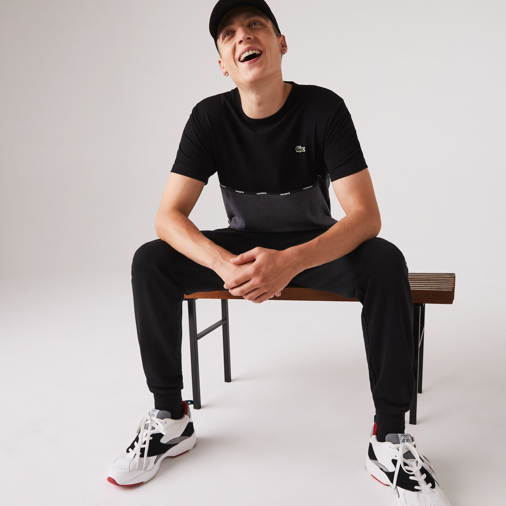 تي شيرت قطن خفيف الوزن ثنائي اللون بفتحة عنق مستديرة من مجموعة Lacoste SPORT للرجال تي شيرت قطن خفيف الوزن ثنائي اللون بفتحة عنق مستديرة من مجموعة Lacoste SPORT للرجال