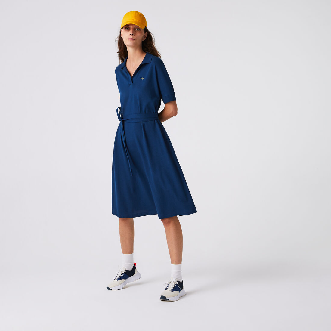 فستان بولو بيكيه بقصة واسعة وفتحة رقبة حرف V&rlm; للنساء