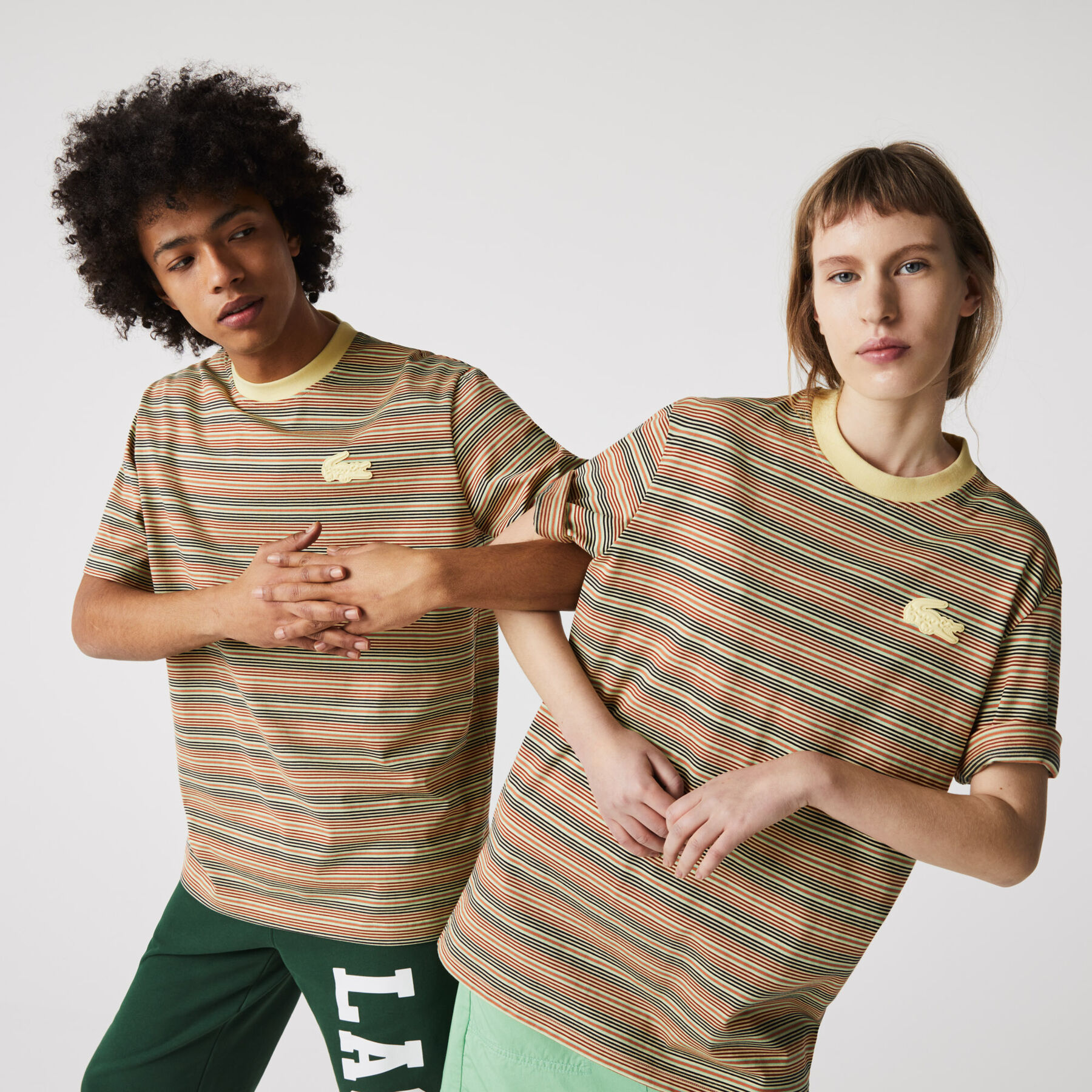 تي شيرت قطني مقلم للجنسين بفتحة رقبة مستديرة وقصة فضفاضة مجموعة Lacoste LIVE لاكوست تي شيرت قطني مقلم للجنسين بفتحة رقبة مستديرة وقصة فضفاضة مجموعة lacoste live