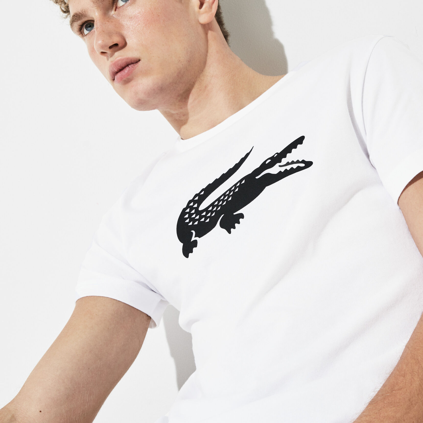 قميص تي-شيرت لرياضة التنس للرجال من الجيرسيه العملي مزدان بعلامة التمساح الكبيرة الحجم من مجموعة Lacoste SPORT