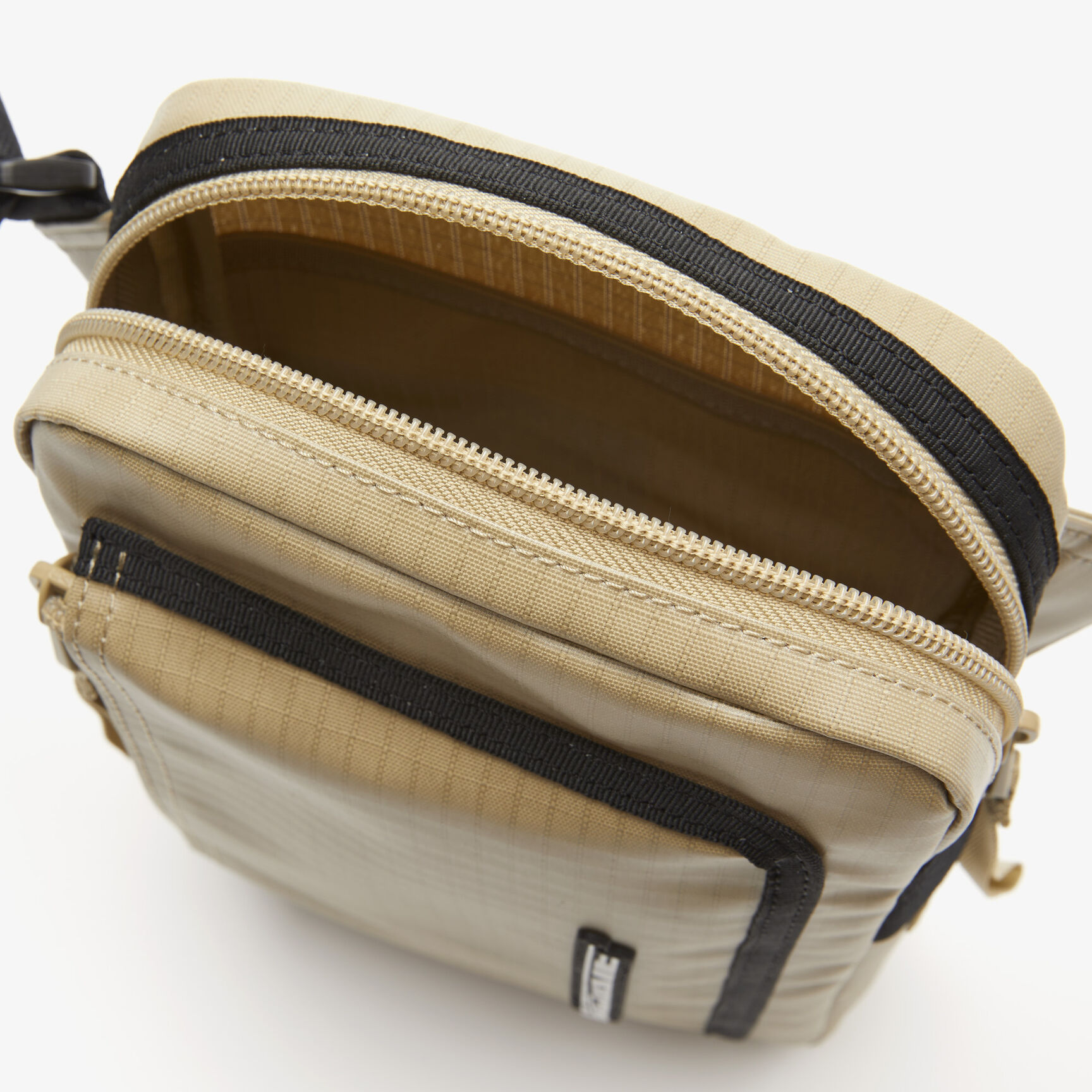 حقيبة ساتشل لاكوست بسحّاب وتفاصيل بلون مغاير للرجال حقيبة ساتشل لاكوست بسحّاب وتفاصيل بلون مغاير للرجال