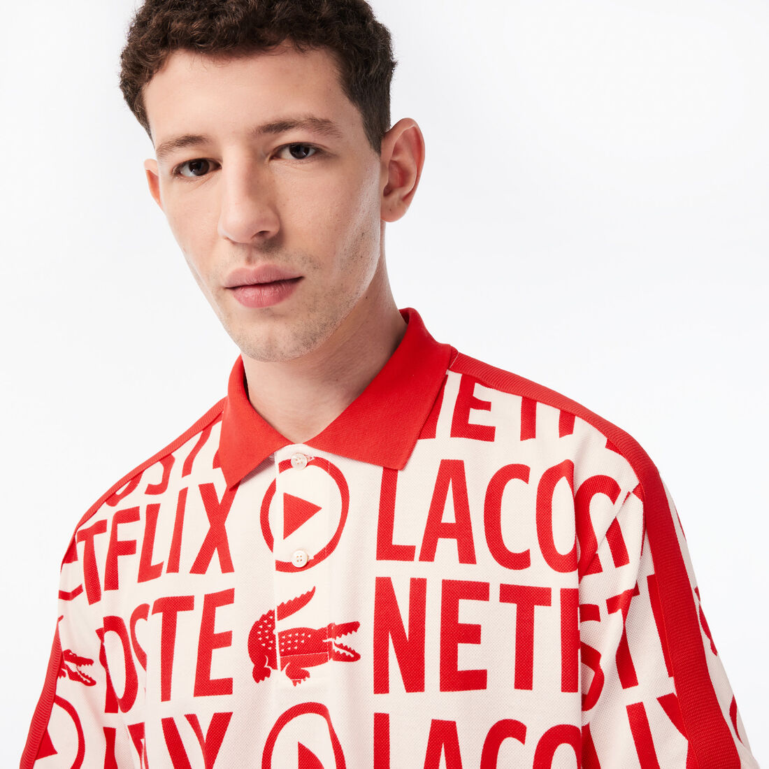 تيشيرت بولو قطن عضوي مطبوع بقصة فضفاضة للرجال مجموعة Lacoste x Netflix تيشيرت بولو قطن عضوي مطبوع بقصة فضفاضة للرجال مجموعة Lacoste x Netflix