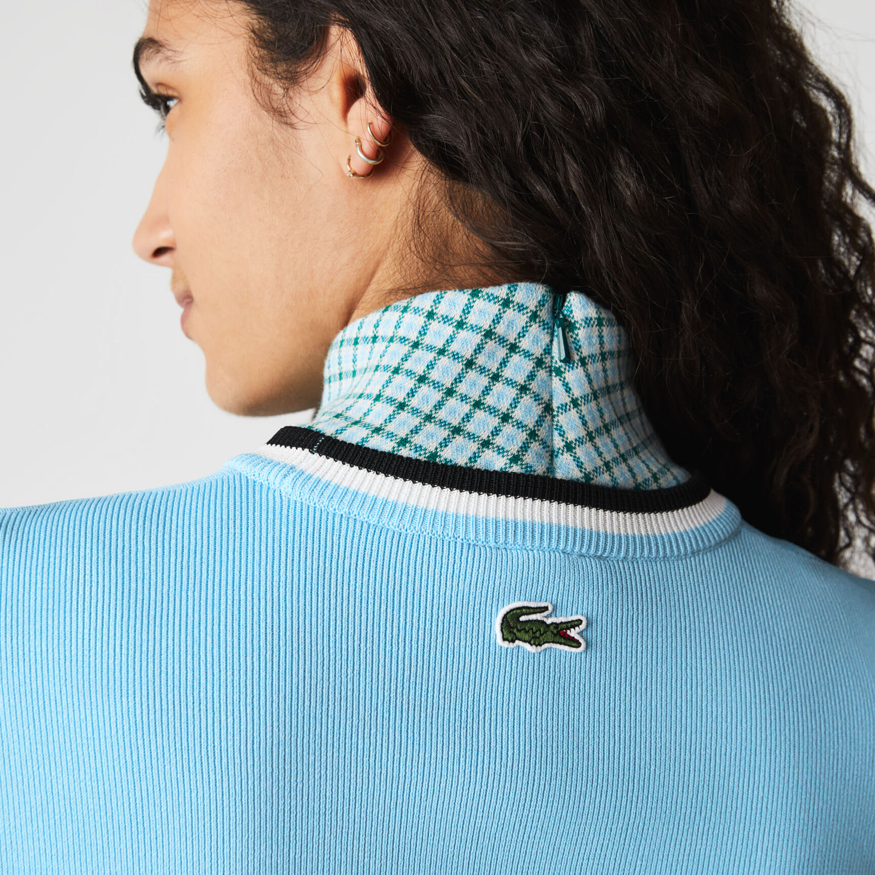 سترة نسائية قطنية بشارة رقبة مستديرة من مجموعة Lacoste L!VE