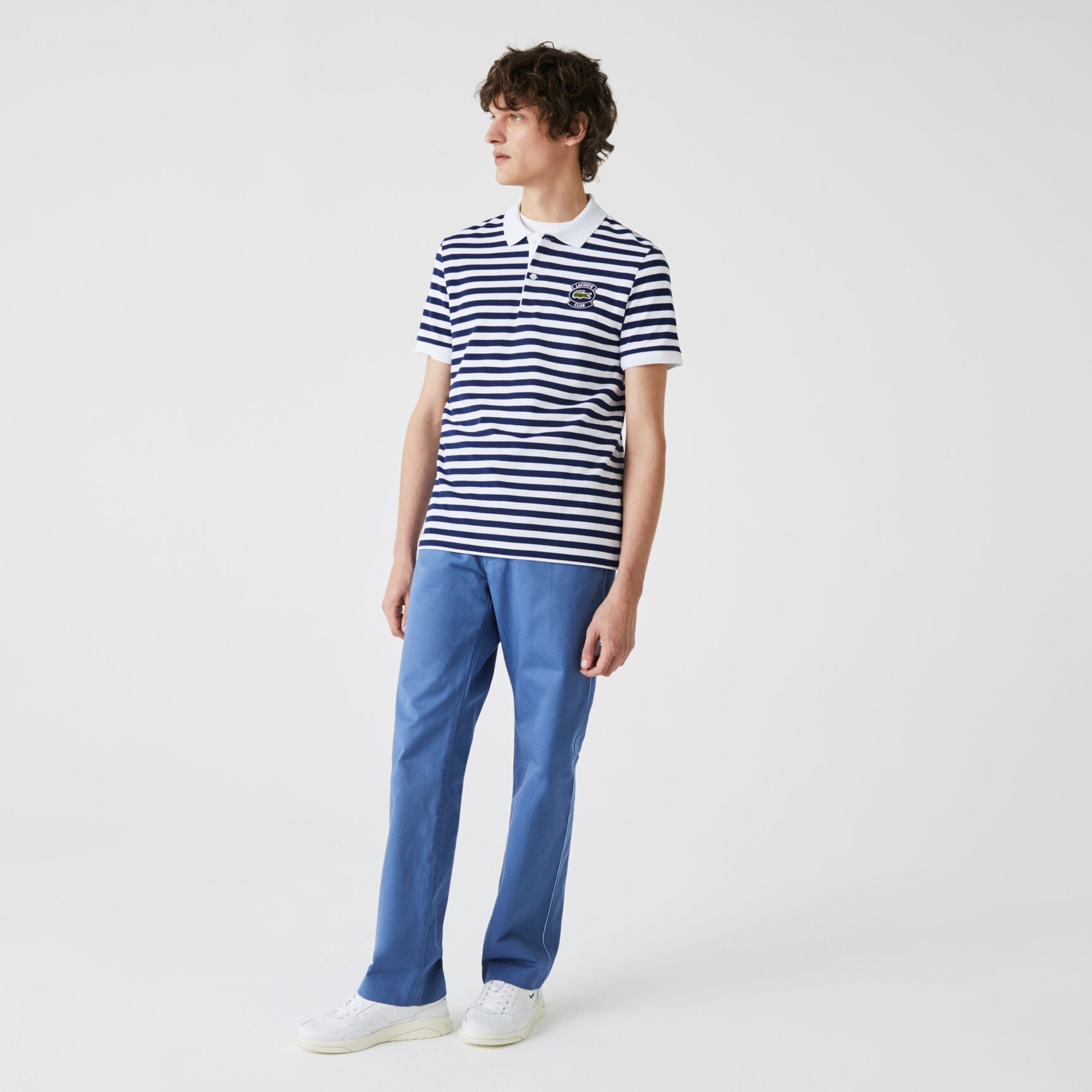 قميص بولو مقلم من بيكيه القطن للرجال بقصة عادية وشارة قميص بولو مقلم من بيكيه القطن للرجال بقصة عادية وشارة